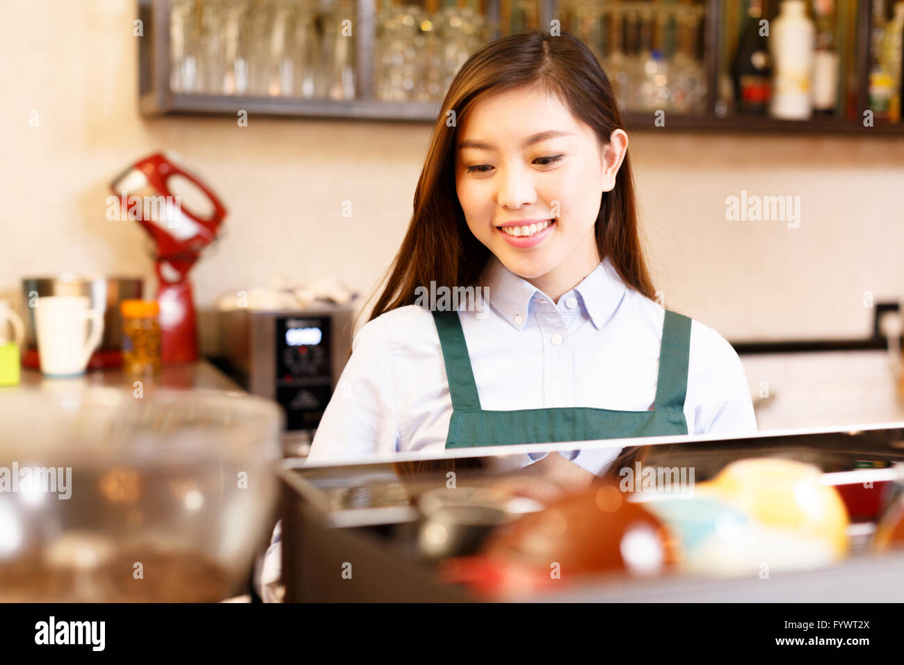 Serveuse et serveur dans portrait cafe Banque D'Images