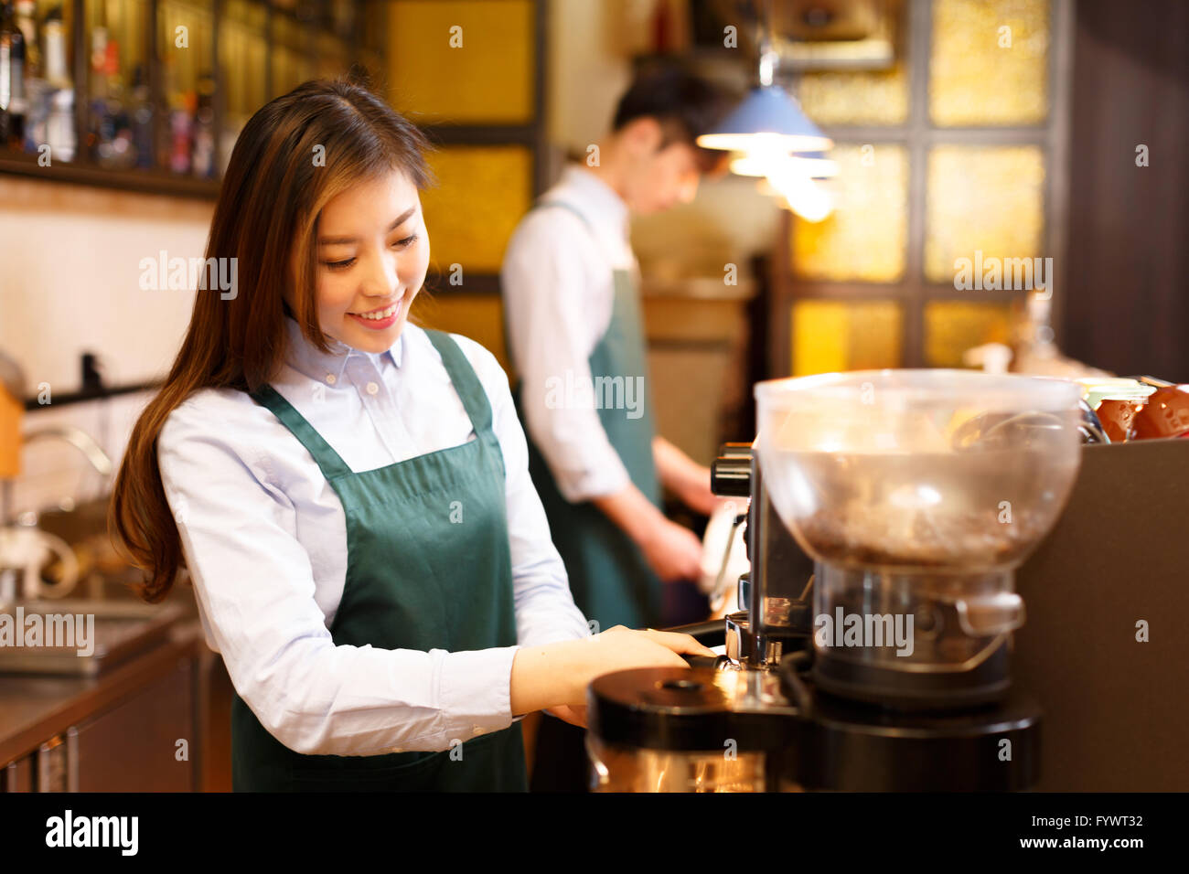 Serveuse et serveur dans portrait cafe Banque D'Images