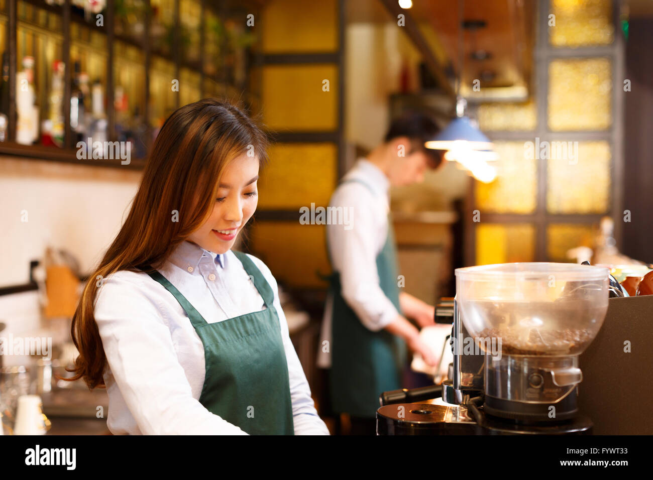 Serveuse et serveur dans portrait cafe Banque D'Images