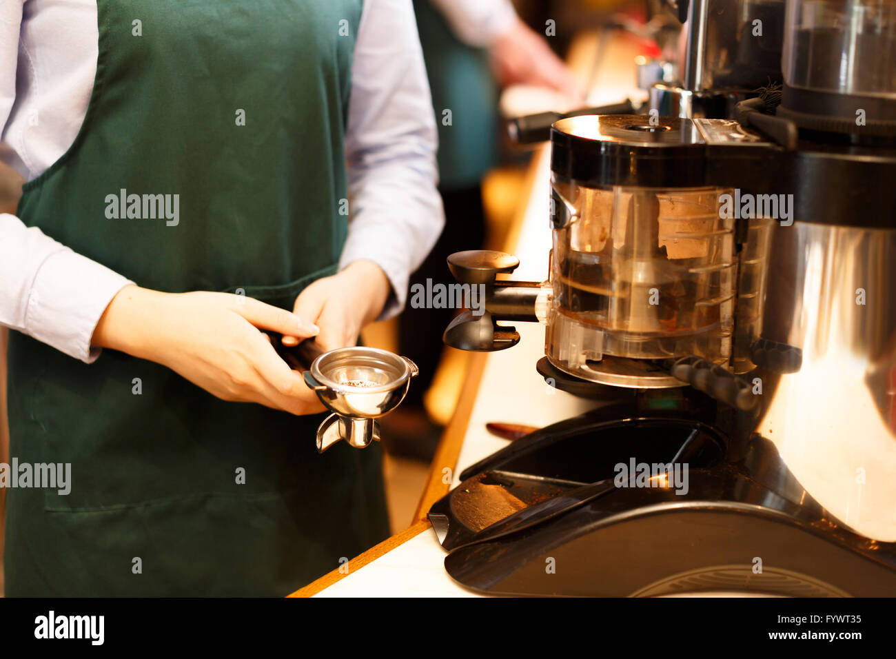 Serveuse et serveur dans portrait cafe Banque D'Images