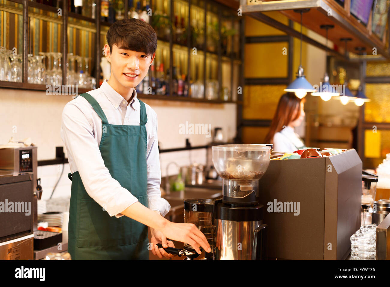 Serveuse et serveur dans portrait cafe Banque D'Images