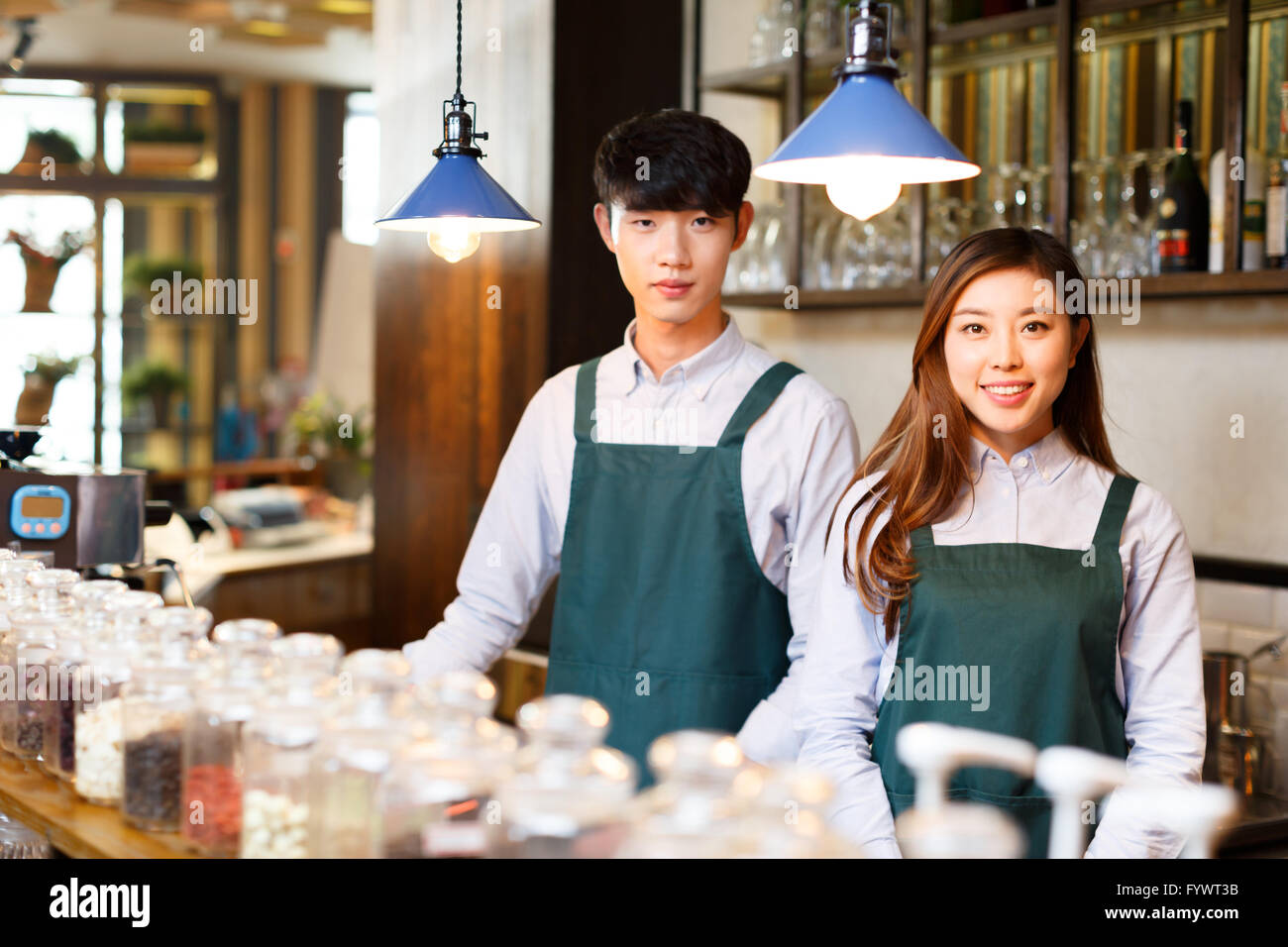 Serveuse et serveur dans portrait cafe Banque D'Images