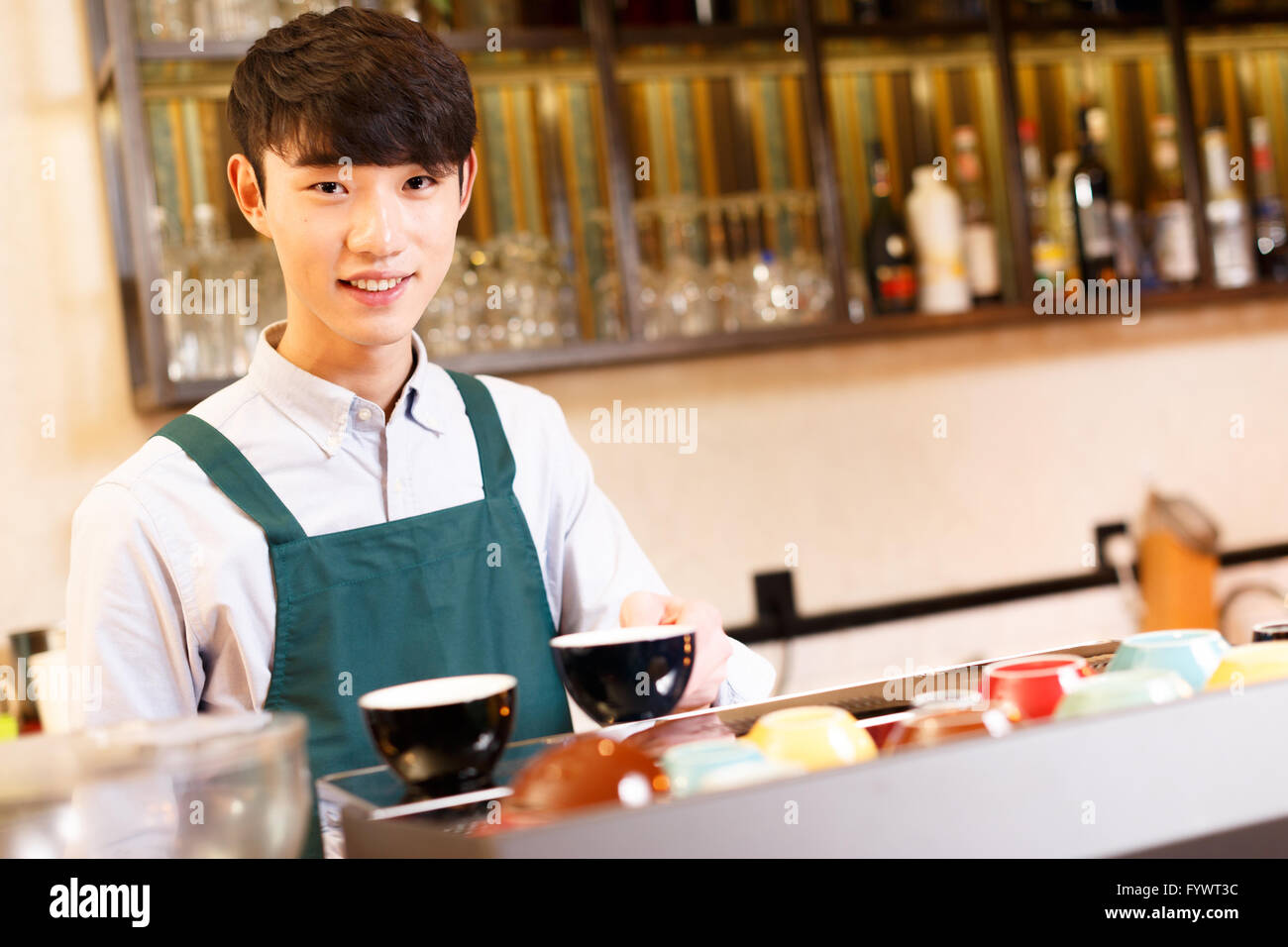 Serveuse et serveur dans portrait cafe Banque D'Images