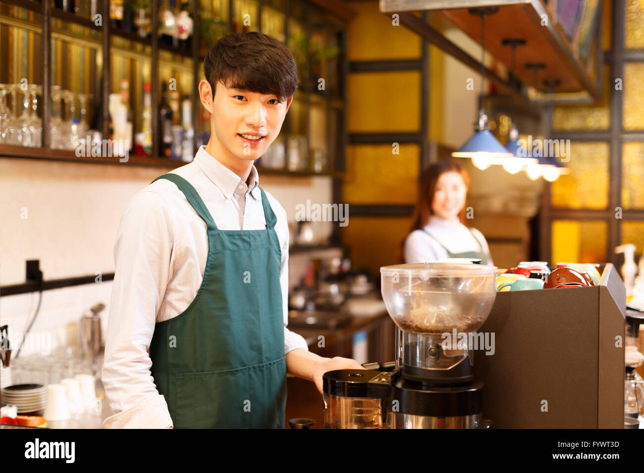 Serveuse et serveur dans portrait cafe Banque D'Images