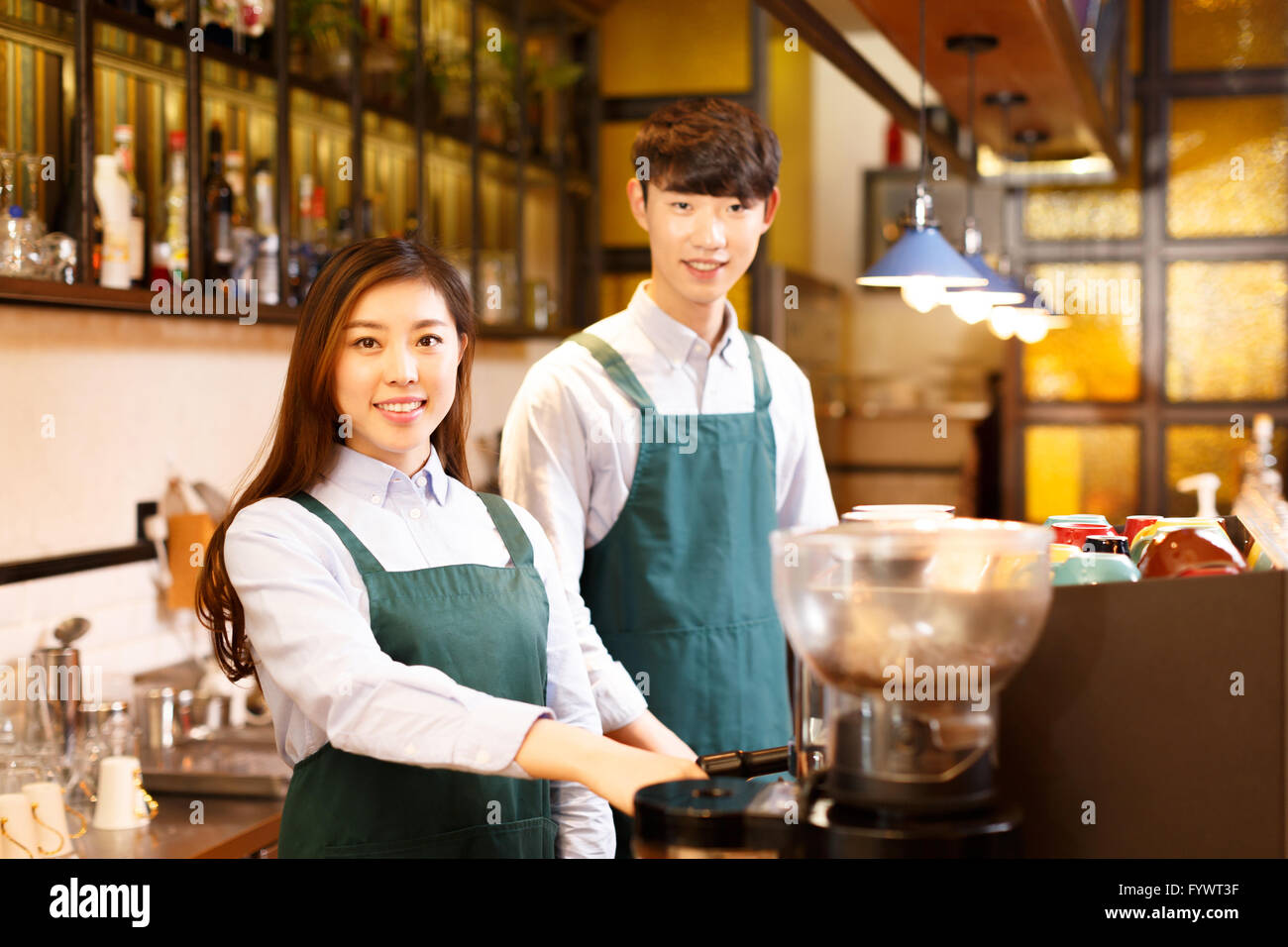 Serveuse et serveur dans portrait cafe Banque D'Images