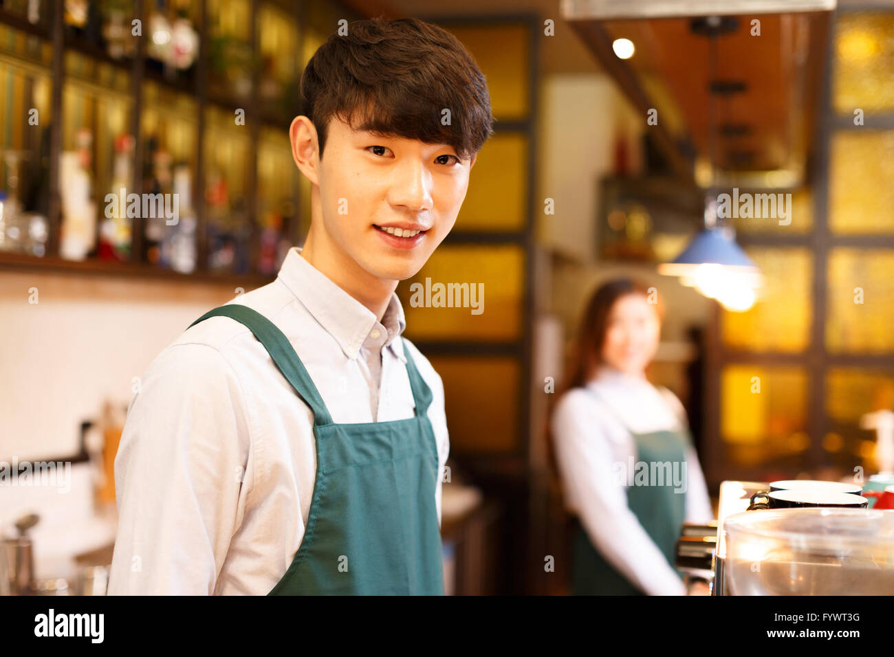 Serveuse et serveur dans portrait cafe Banque D'Images