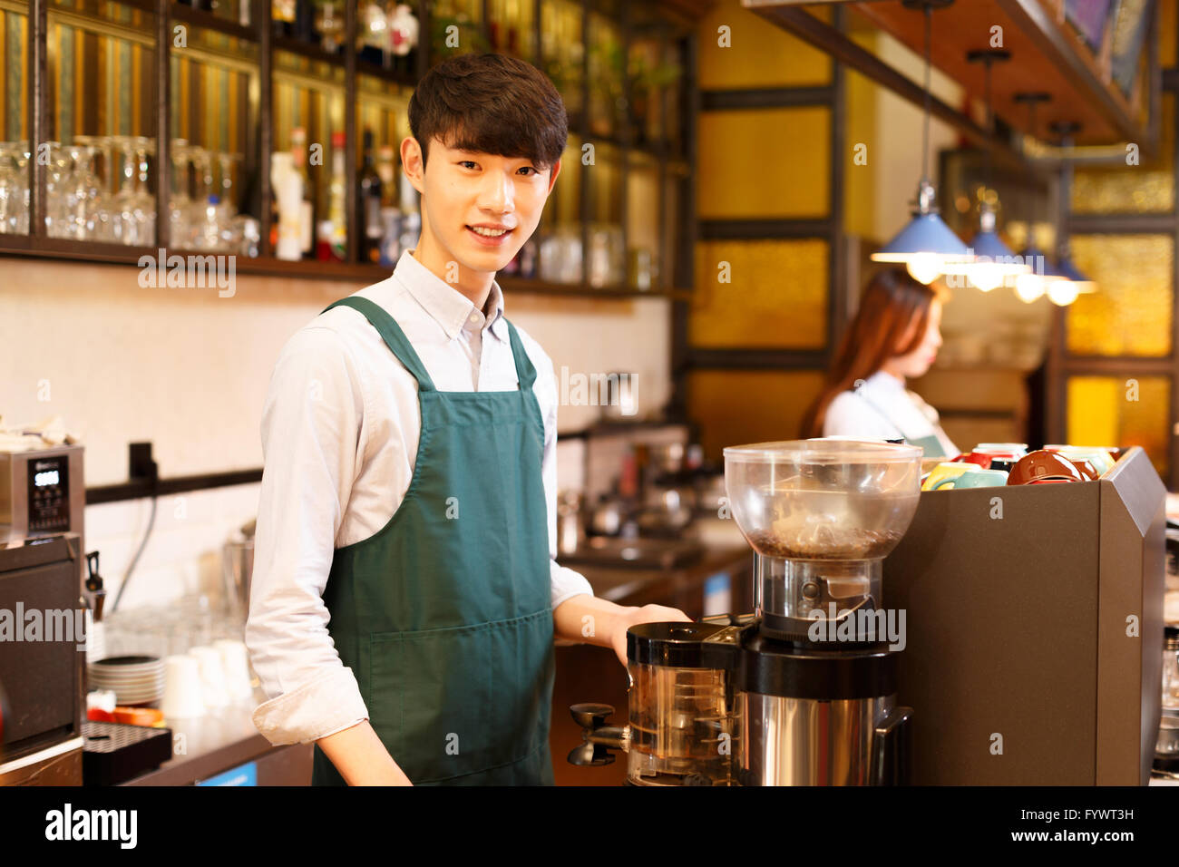 Serveuse et serveur dans portrait cafe Banque D'Images