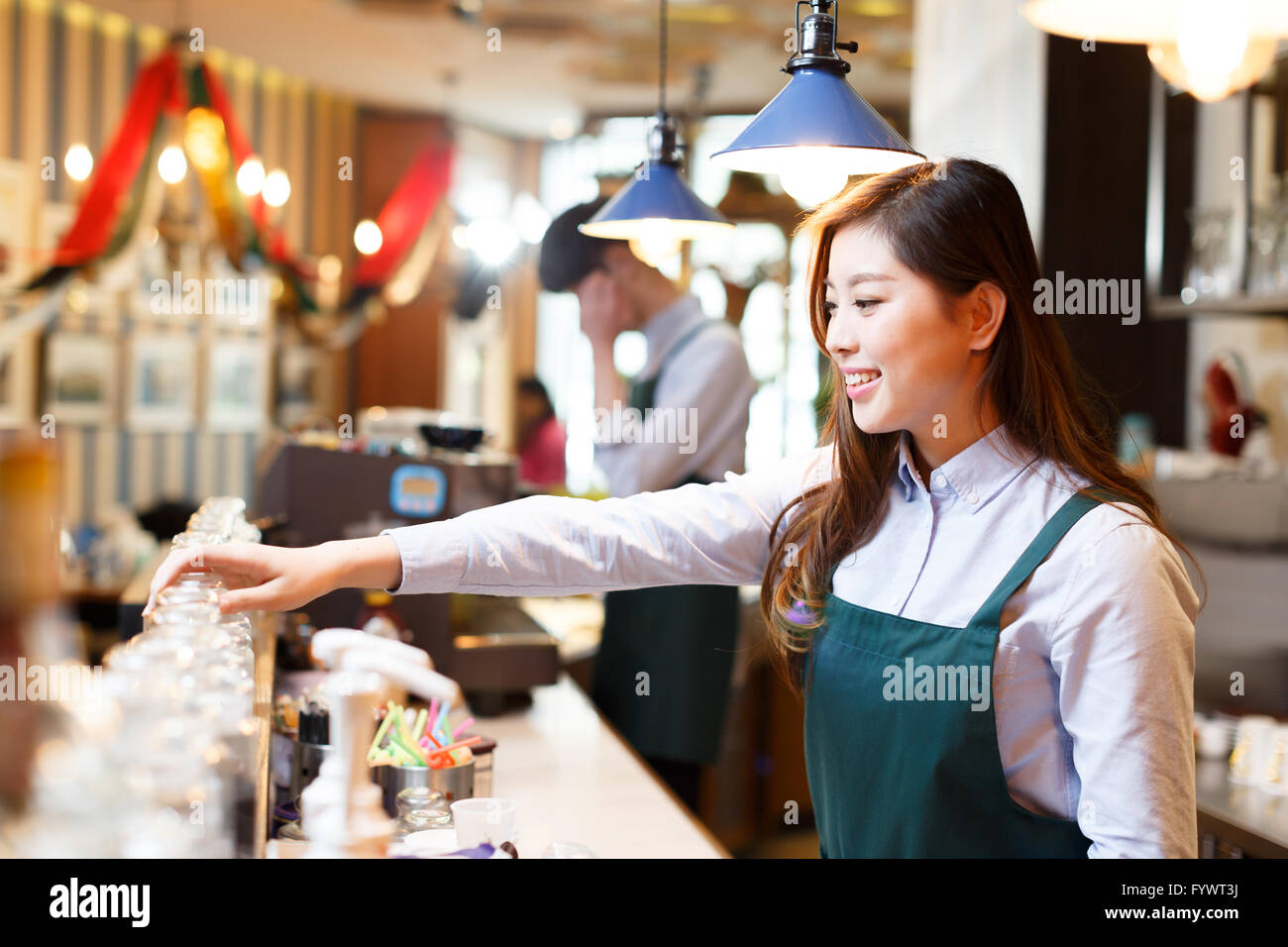 Serveuse et serveur dans portrait cafe Banque D'Images