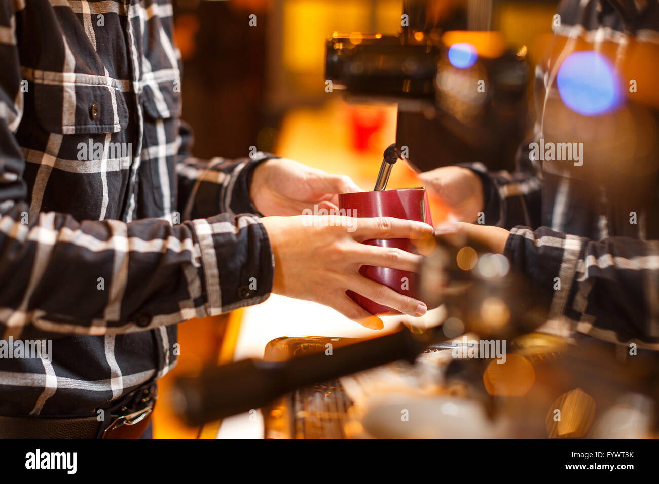 Serveuse et serveur sont en service Banque D'Images