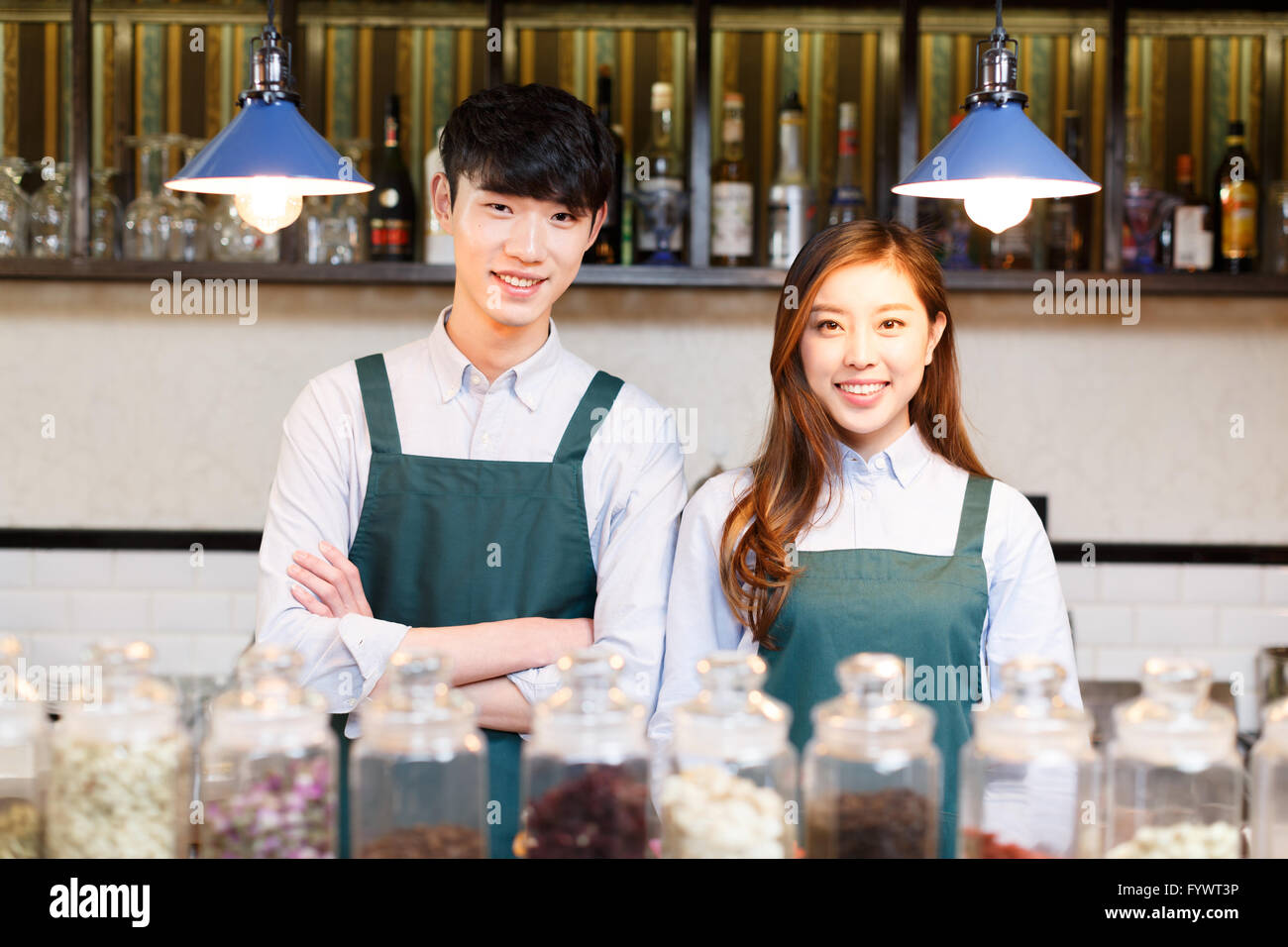 Serveuse et serveur dans portrait cafe Banque D'Images