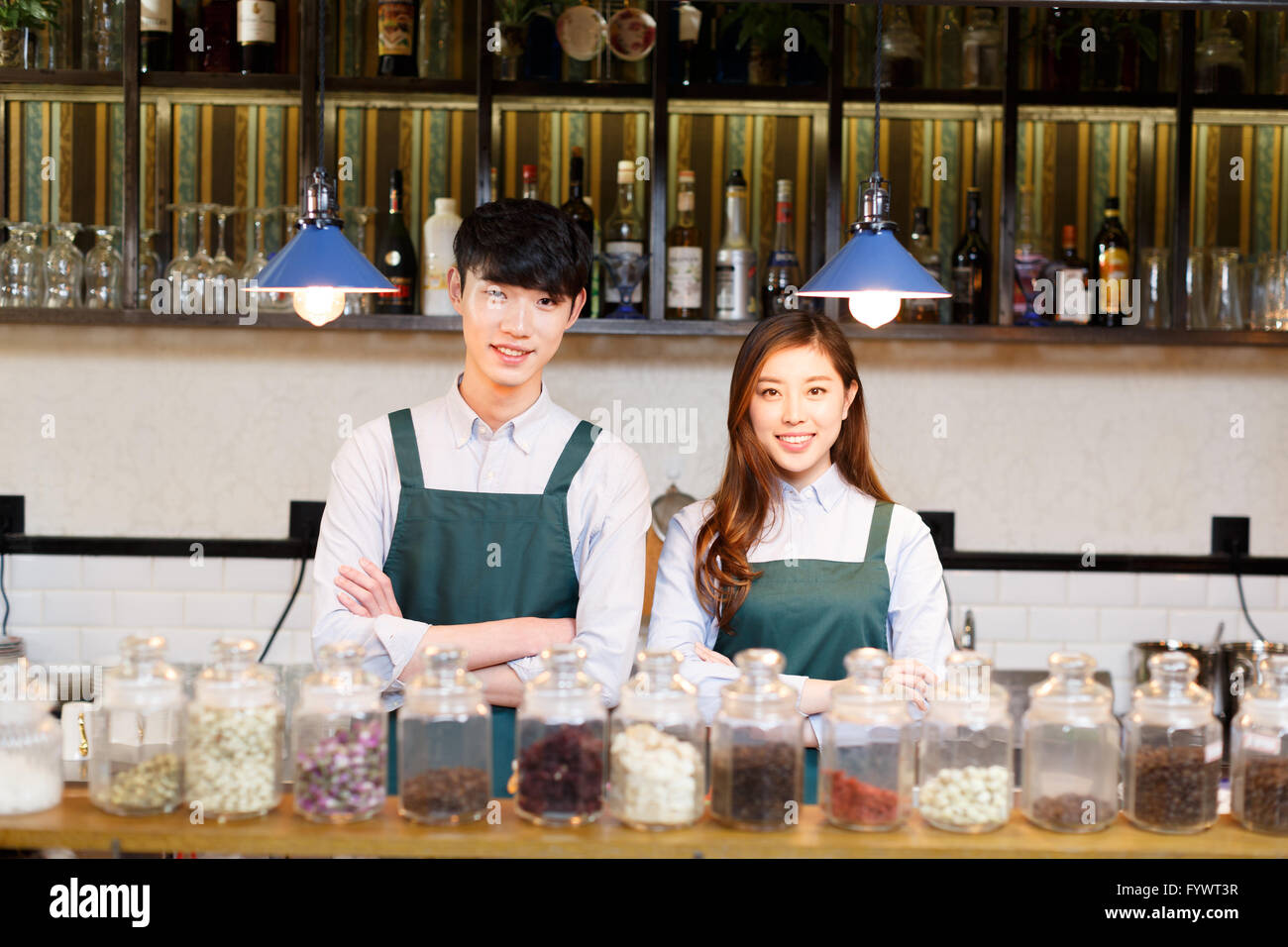 Serveuse et serveur dans portrait cafe Banque D'Images