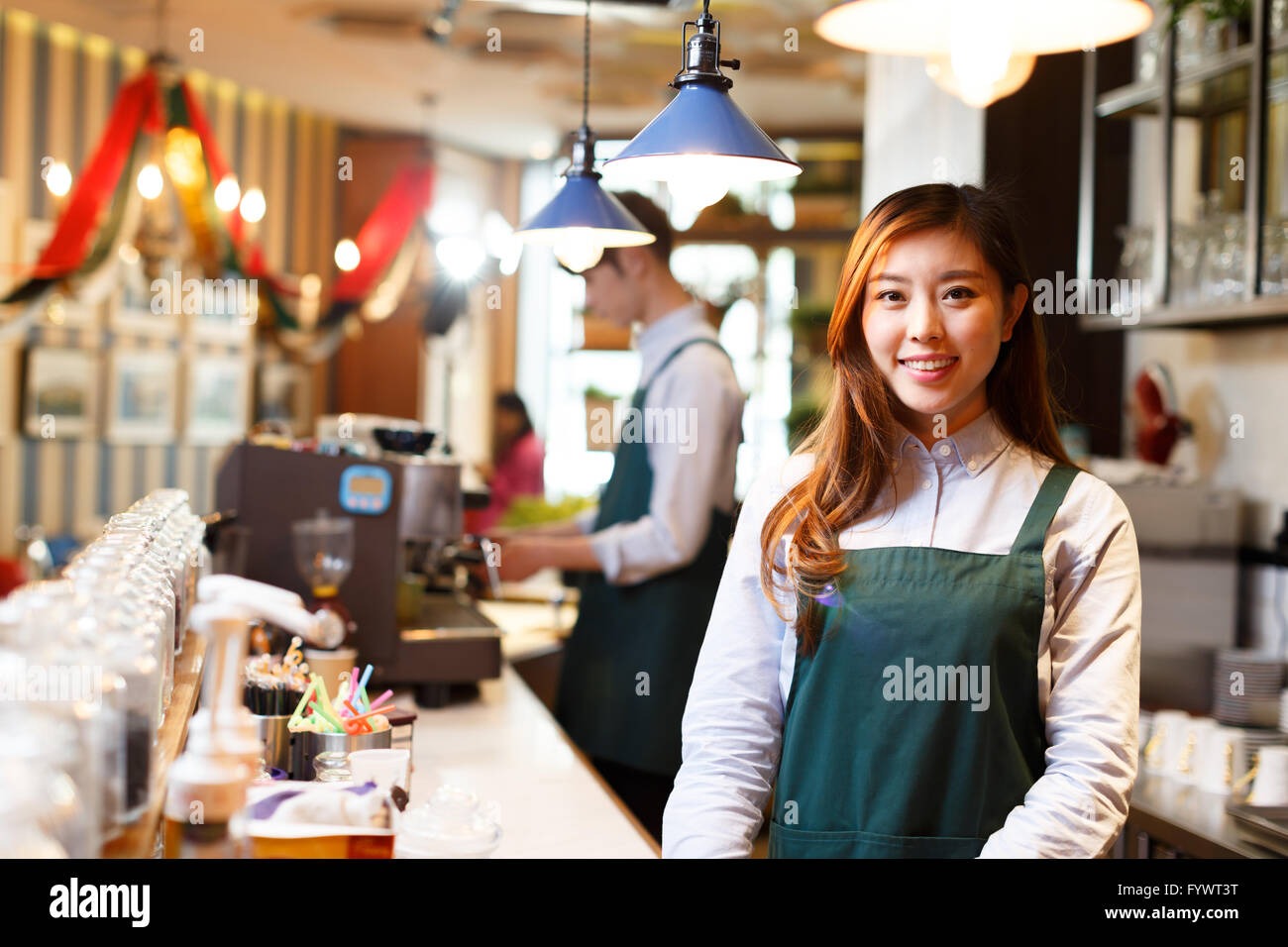 Serveuse et serveur dans portrait cafe Banque D'Images
