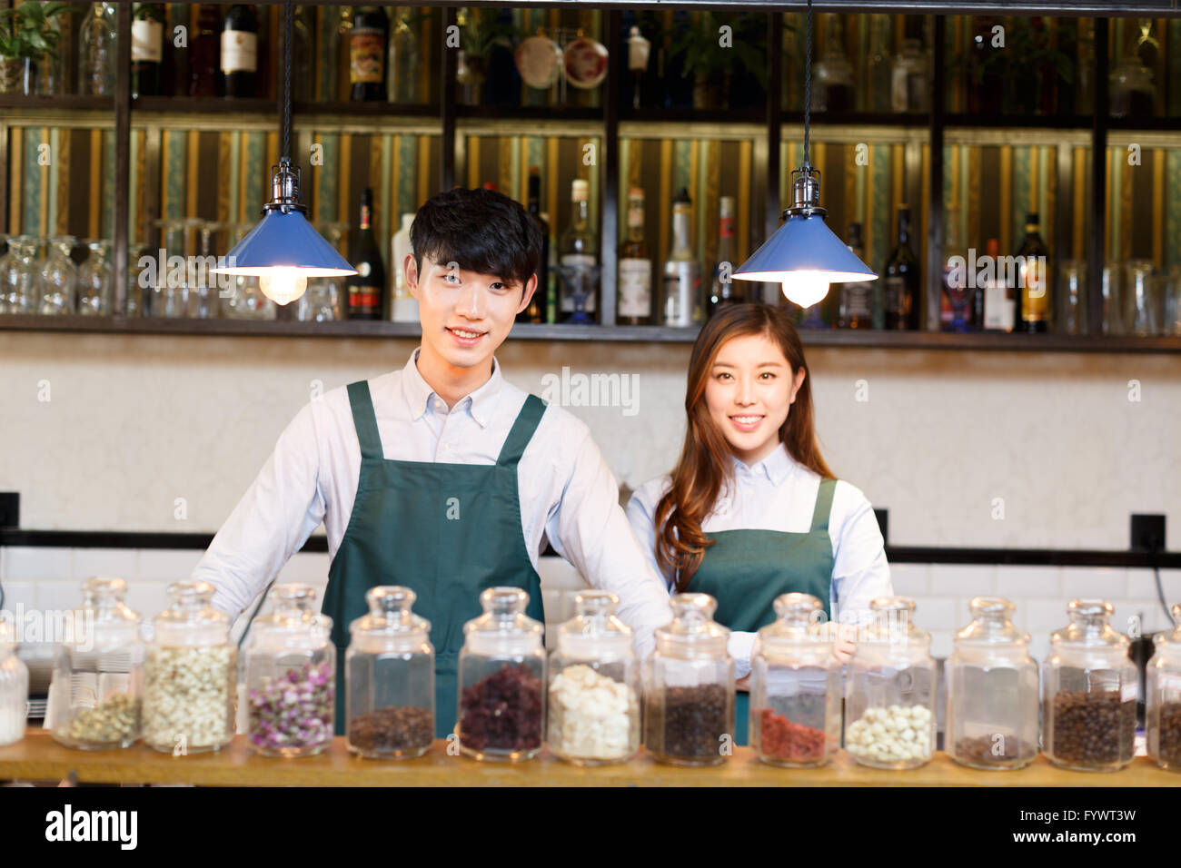 Serveuse et serveur dans portrait cafe Banque D'Images