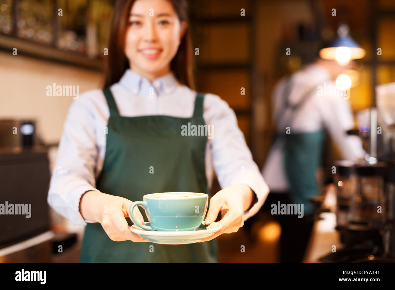 Serveuse et serveur sont en service Banque D'Images