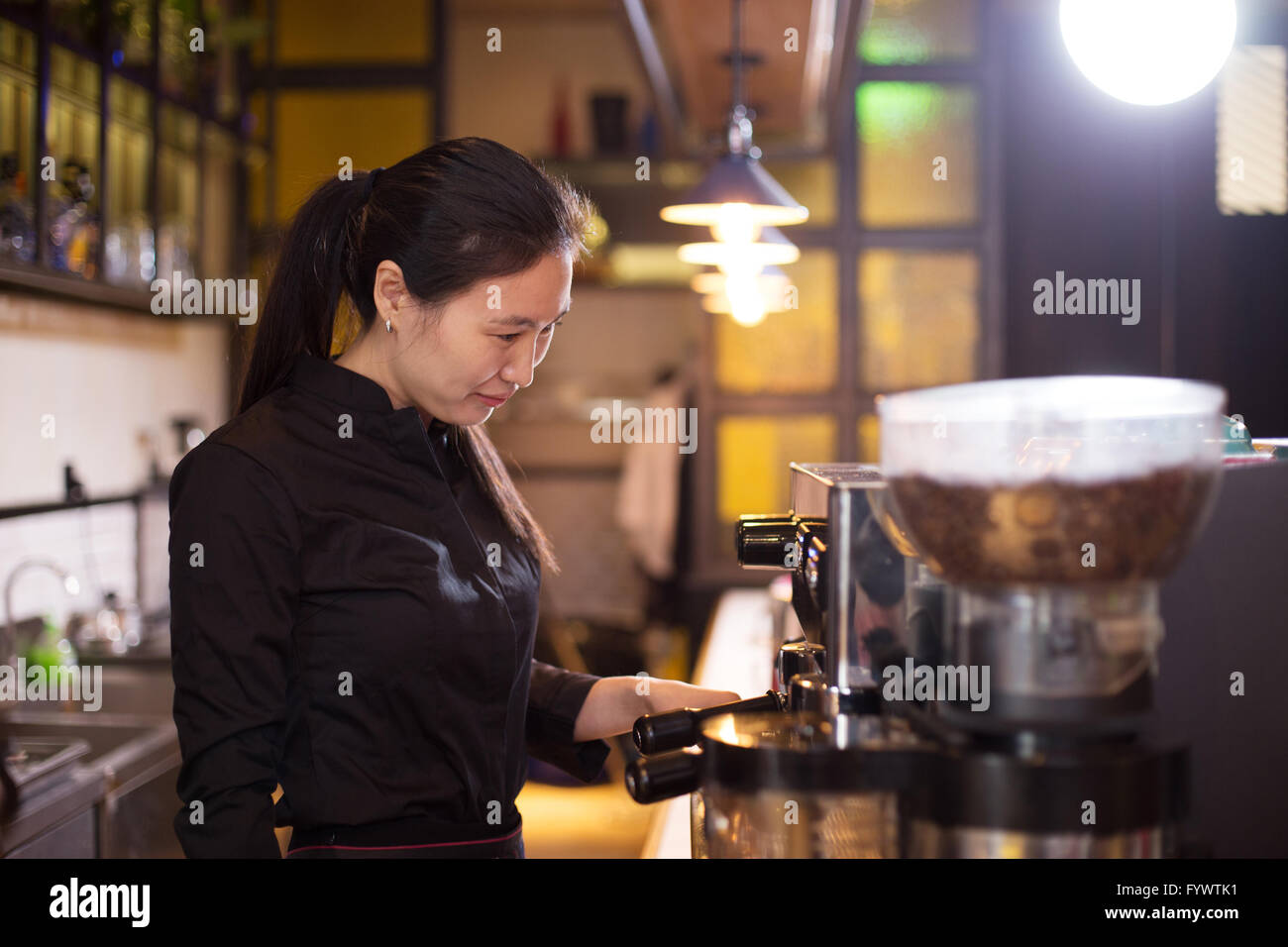 Dans waitress cafe moderne Banque D'Images