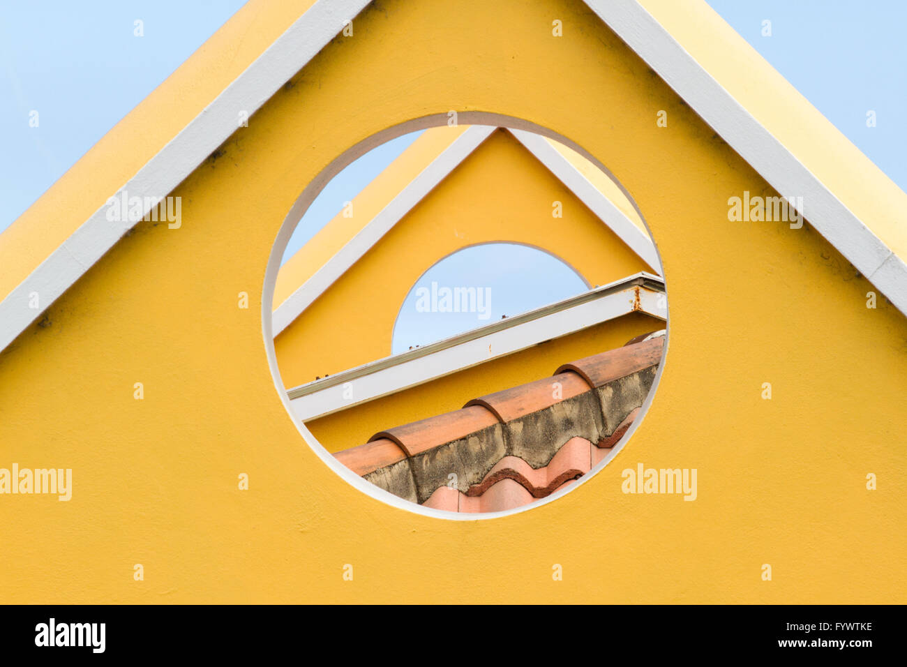 Toit circulaire ou triangulaire jaune. Pavillon moderne de l'architecture, de l'Espagne. Banque D'Images