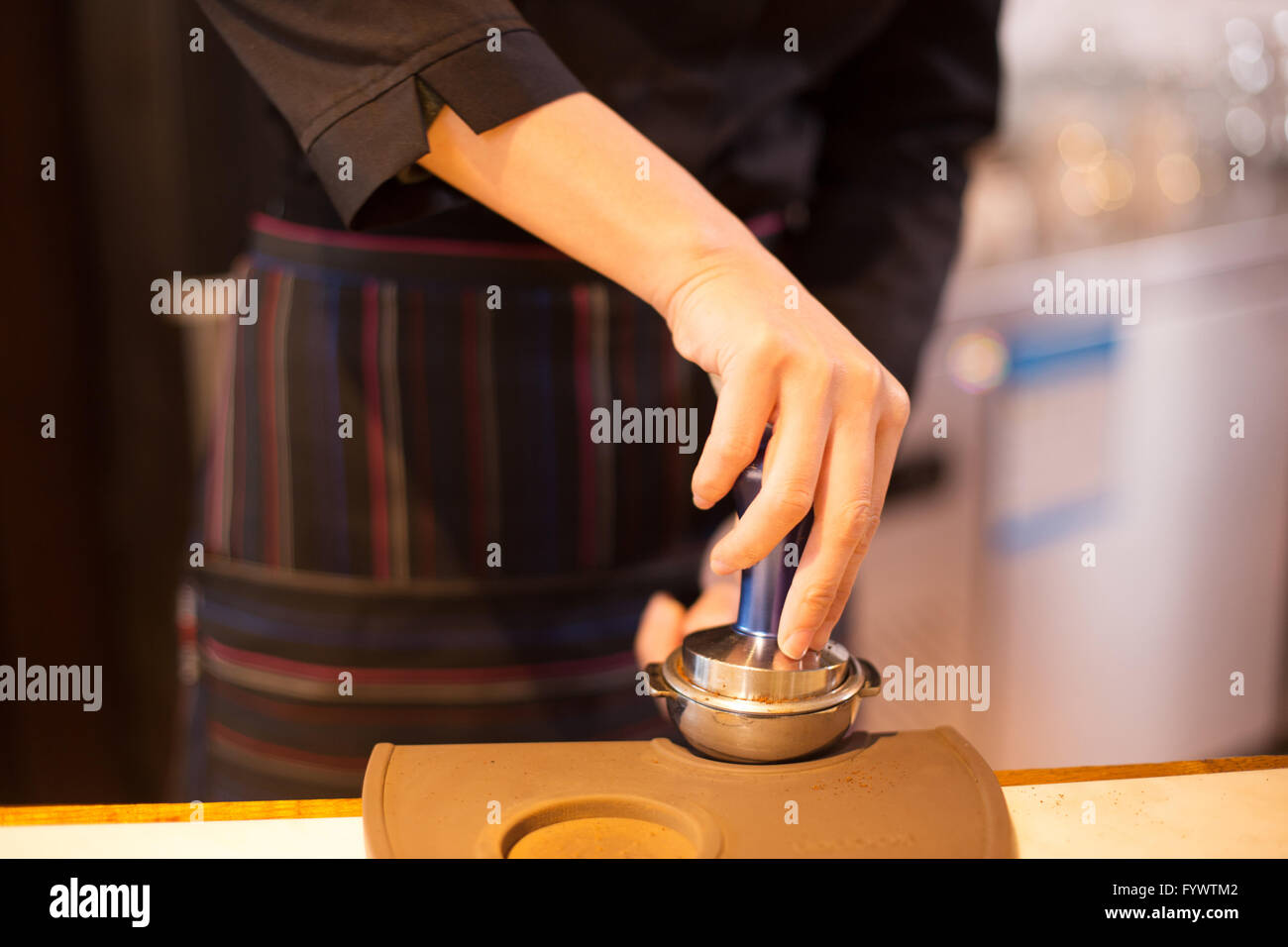 Dans waitress cafe moderne Banque D'Images