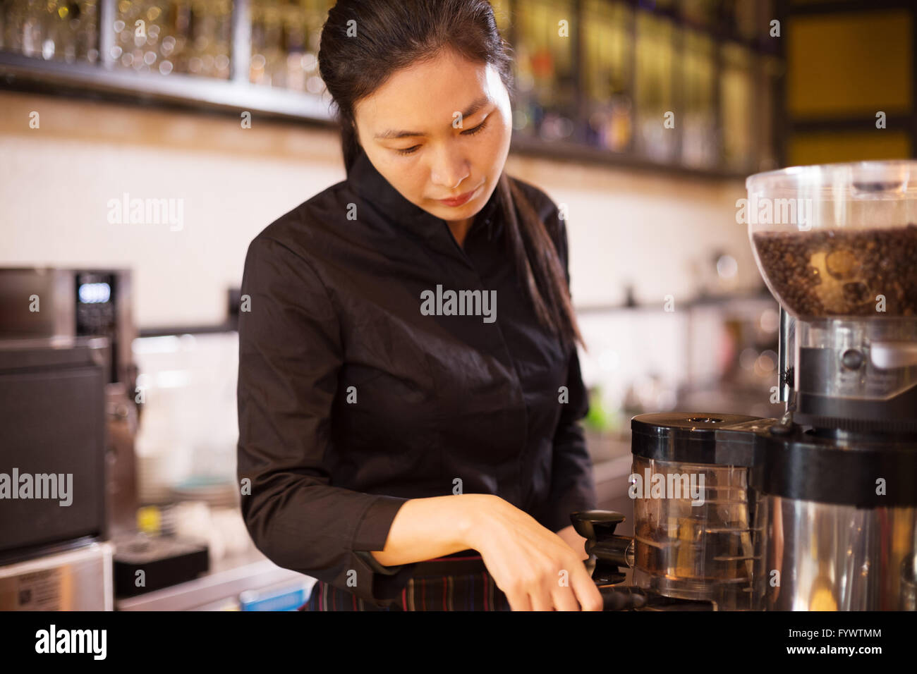 Dans waitress cafe moderne Banque D'Images