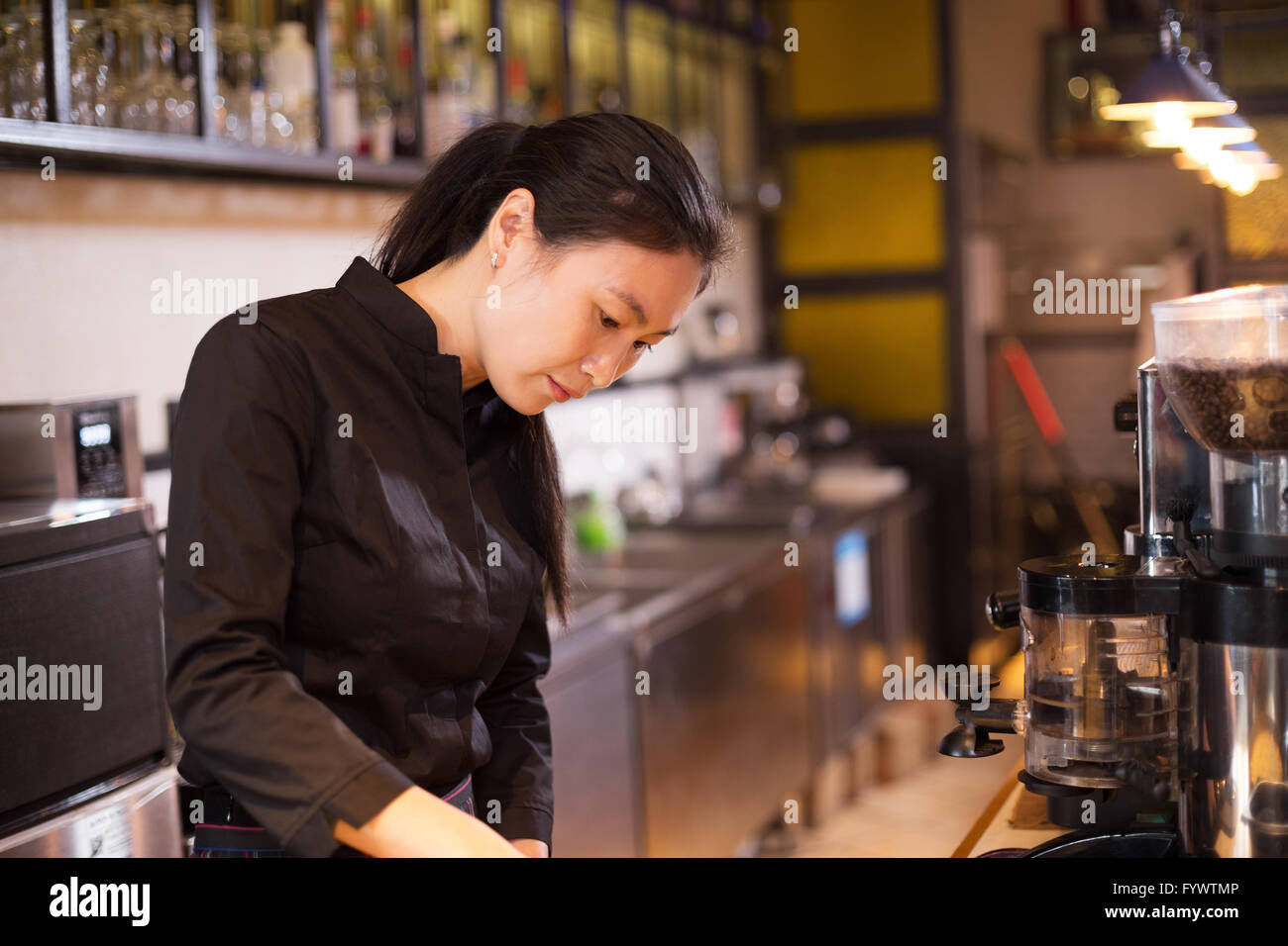 Dans waitress cafe moderne Banque D'Images