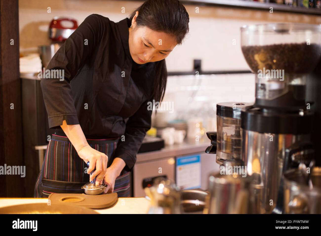 Dans waitress cafe moderne Banque D'Images