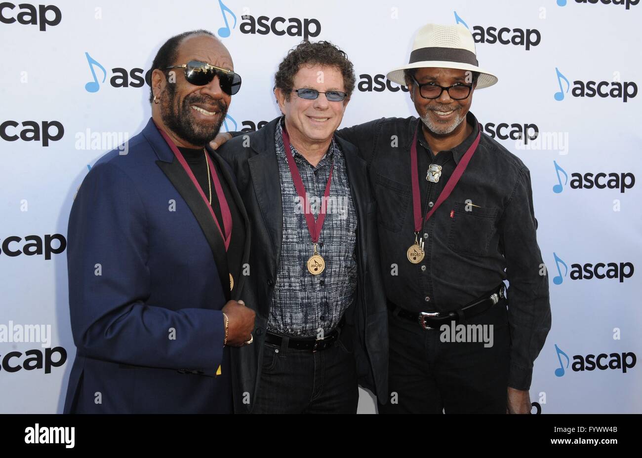 Los Angeles, CA, USA. Apr 27, 2016. Lee Oskar, Harold Brown, Howard E. Scott au niveau des arrivées de l'ASCAP Pop Music Awards 2016, Dolby Ballroom, Loews Hollywood Hotel, Los Angeles, CA, le 27 avril 2016. Credit : Dee Cercone/Everett Collection/Alamy Live News Banque D'Images