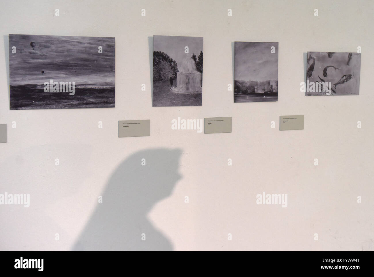Solingen, Allemagne. Apr 27, 2016. Un visiteur jette une ombre de reproductions de peintures de perdu peintre et poète Joachim Ringelnatz Solingen dans le musée d'Art à Solingen, Allemagne, 27 avril 2016. Dans l'une des plus vastes rétrospectives, le musée est montrant des images du poète, dont les livres ont été interdits par les Nazis. Photo : CAROLINE SEIDEL/dpa/Alamy Live News Banque D'Images