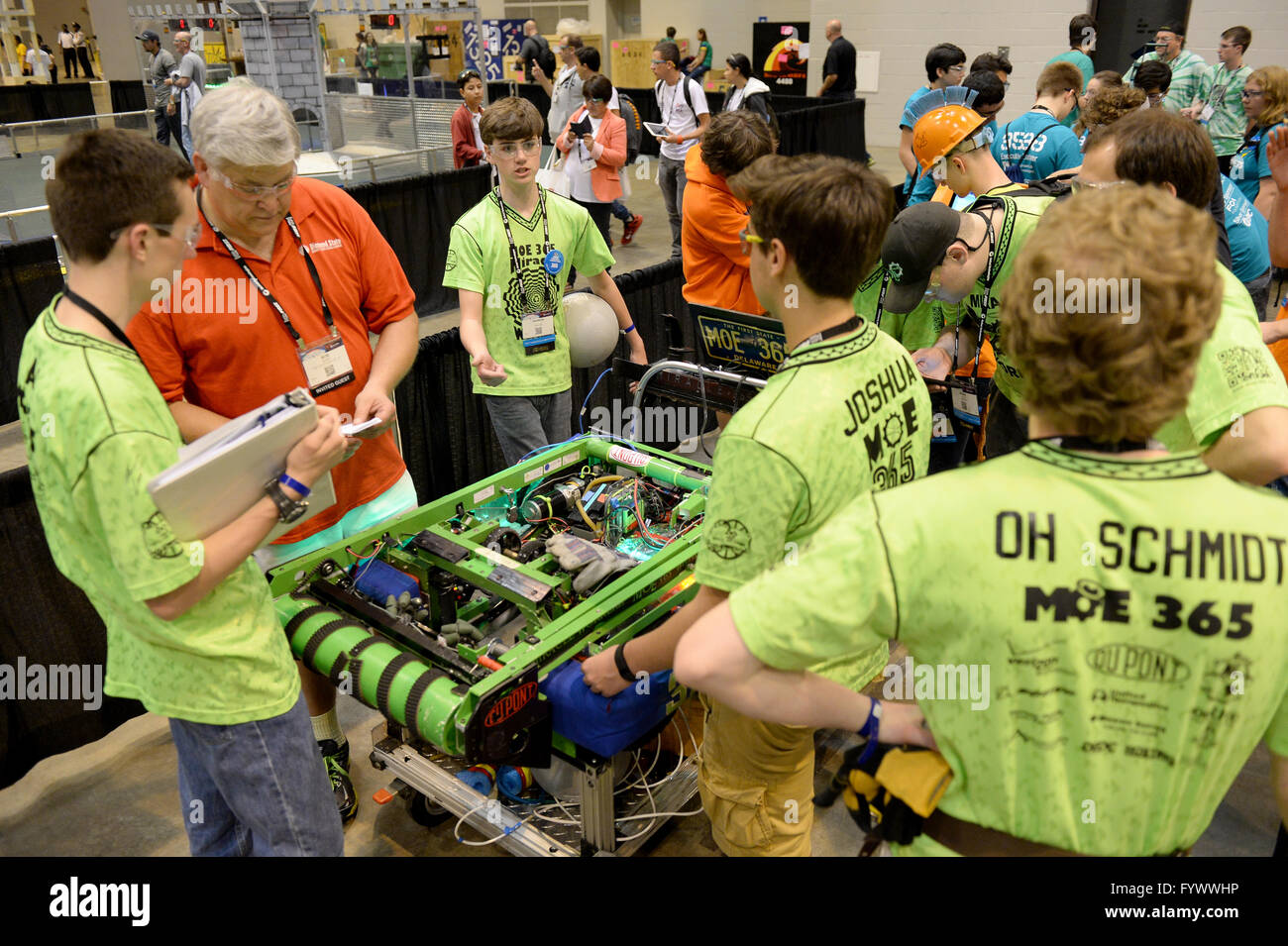 Saint Louis, Missouri, USA. 27 avril 2016. : Les équipes participer à la première compétition annuelle de robotique à Saint Louis, Missouri.Gino's Premium Images/Alamy Live News Banque D'Images