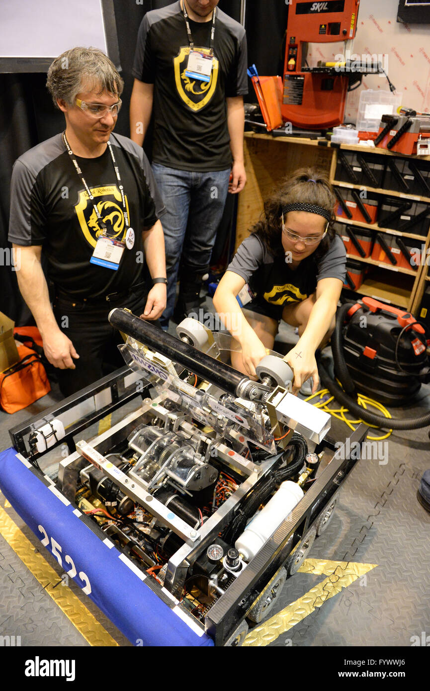 Saint Louis, Missouri, USA. 27 avril 2016. : Les équipes participer à la première compétition annuelle de robotique à Saint Louis, Missouri.Gino's Premium Images/Alamy Live News Banque D'Images