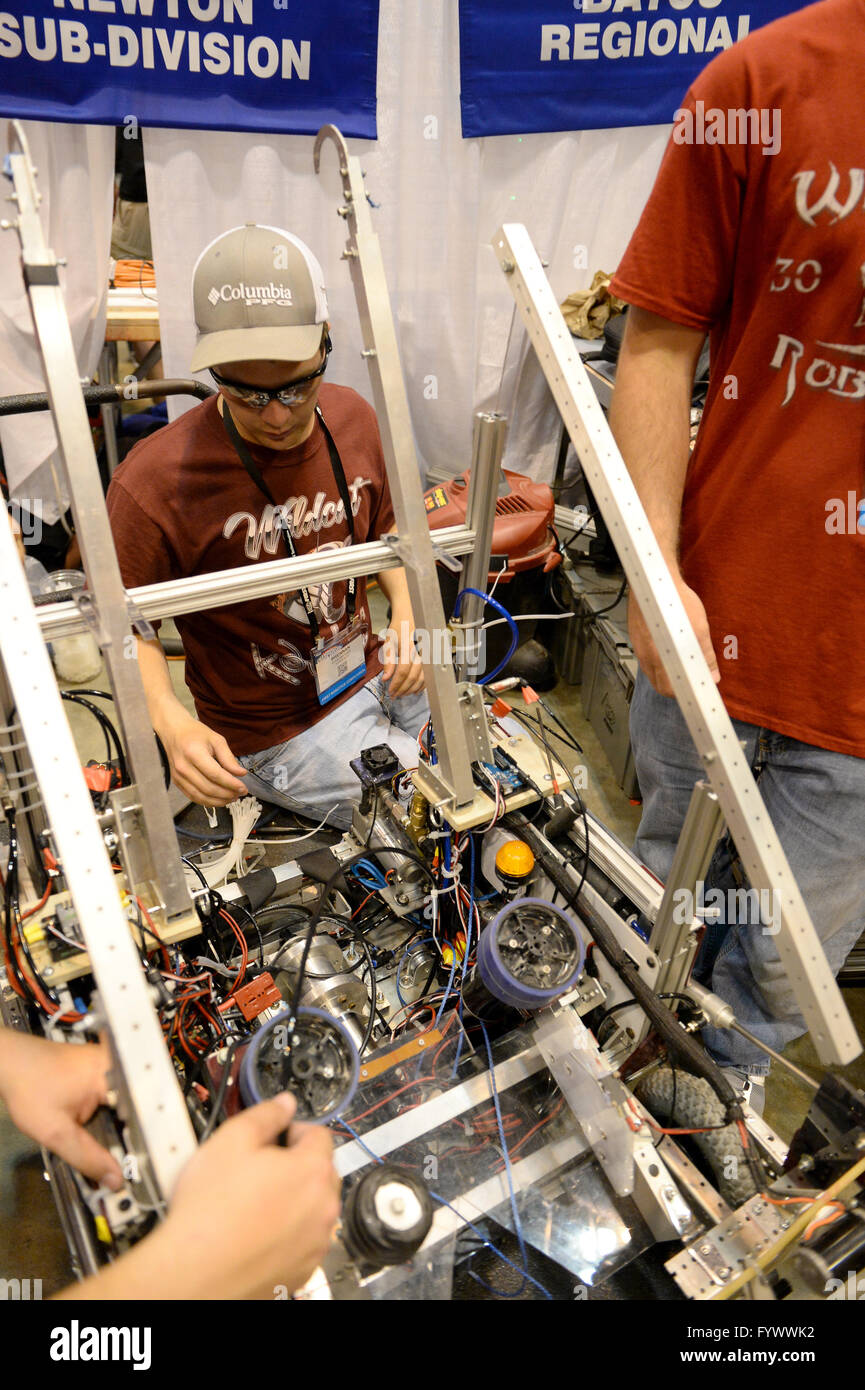 Saint Louis, Missouri, USA. 27 avril 2016 : Les équipes participer à la première compétition annuelle de robotique à Saint Louis, Missouri.Gino's Premium Images/Alamy Live News Banque D'Images