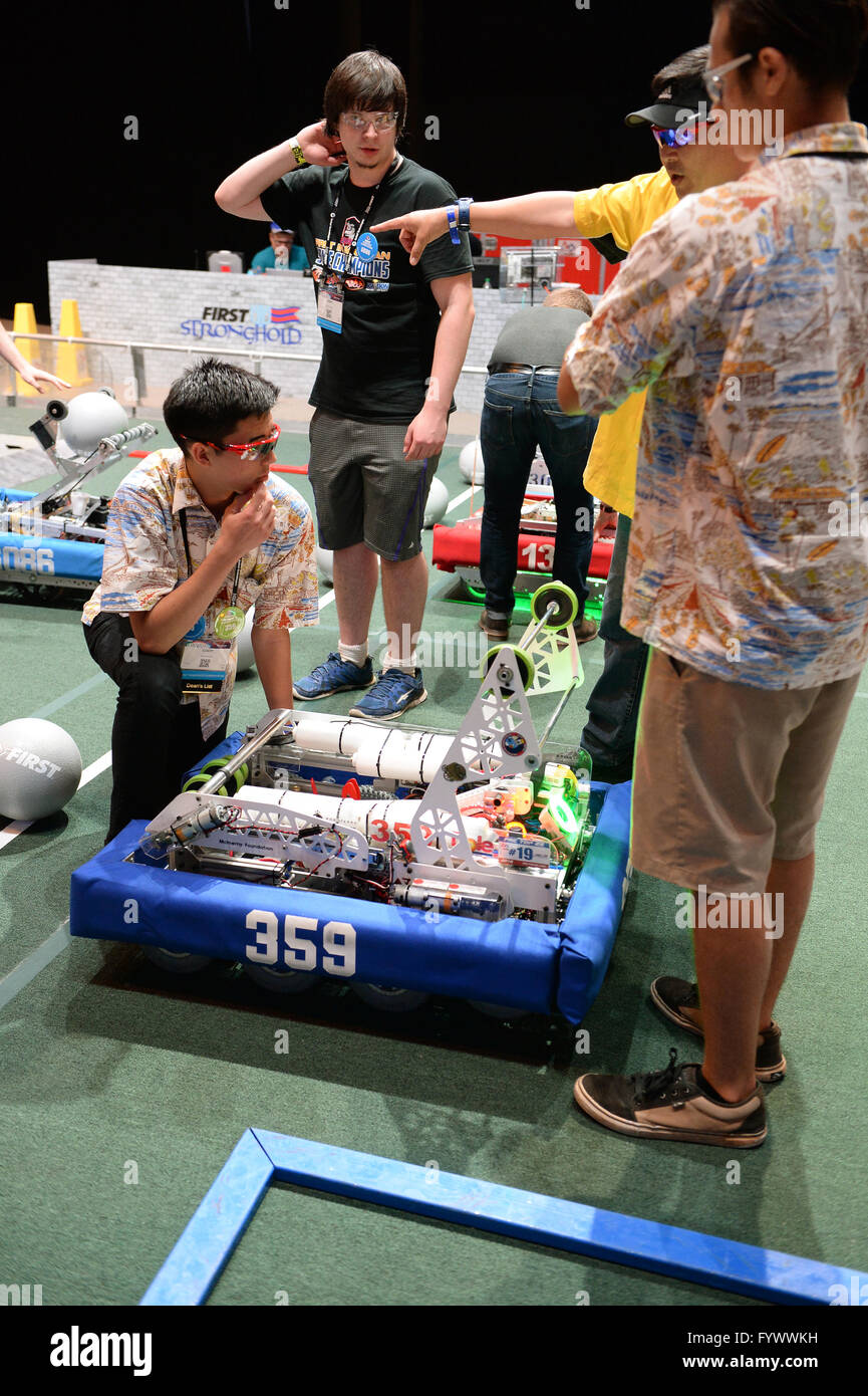 Saint Louis, Missouri, USA. 27 avril 2016 : Les équipes participer à la première compétition annuelle de robotique à Saint Louis, Missouri.Gino's Premium Images/Alamy Live News Banque D'Images