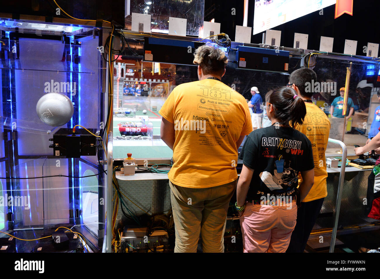 Saint Louis, Missouri, USA. 27 avril 2016 : Les équipes participer à la première compétition annuelle de robotique à Saint Louis, Missouri.Gino's Premium Images/Alamy Live News Banque D'Images