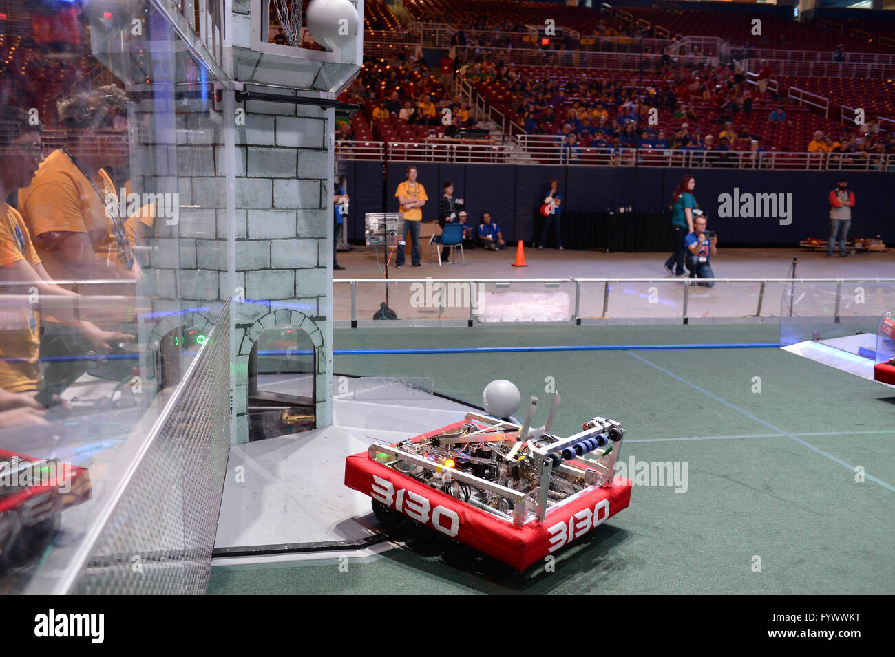 Saint Louis, Missouri, USA. 27 avril 2016 : Les équipes participer à la première compétition annuelle de robotique à Saint Louis, Missouri.Gino's Premium Images/Alamy Live News Banque D'Images