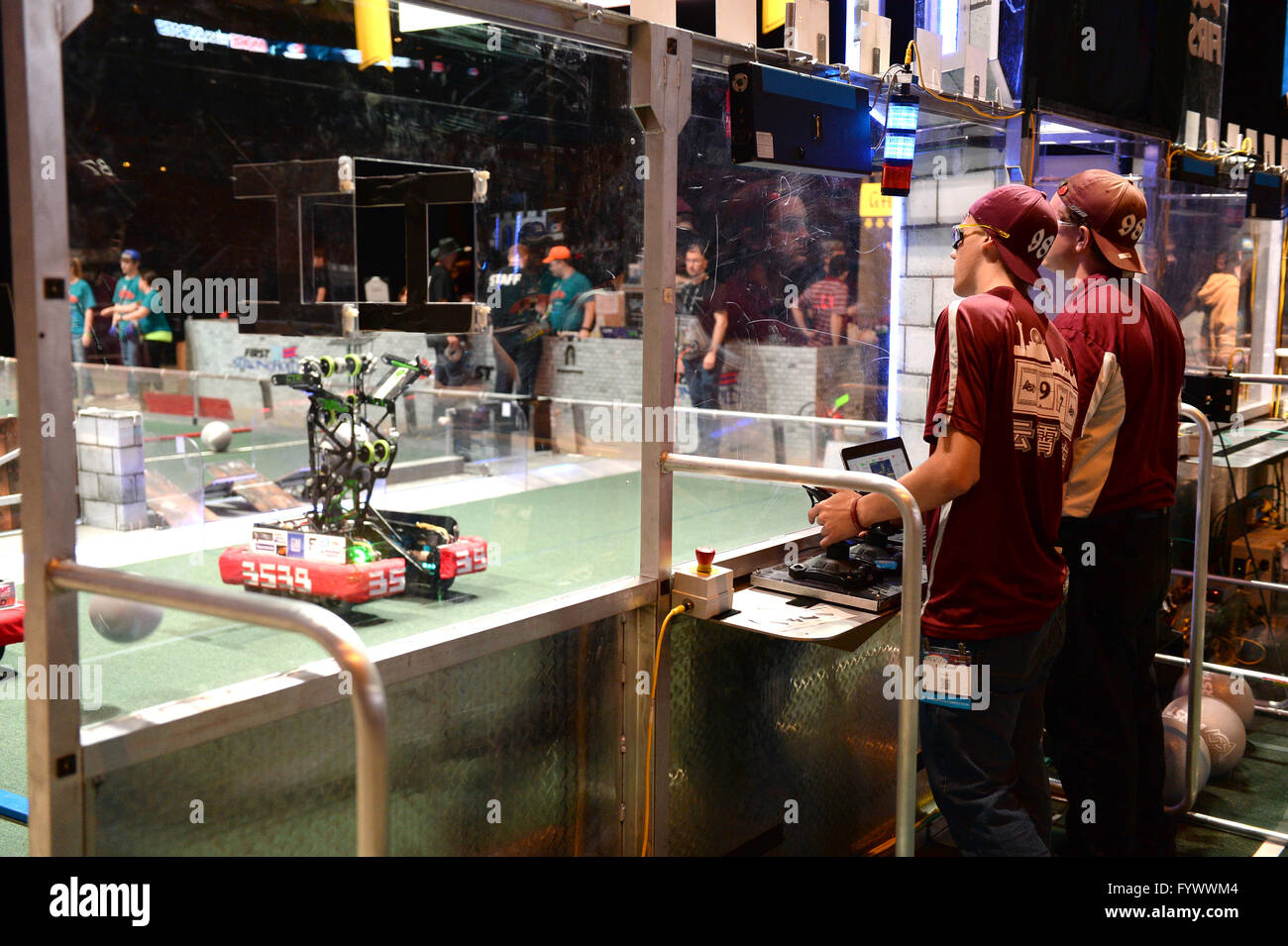 Saint Louis, Missouri, USA. 27 avril 2016 : Les équipes participer à la première compétition annuelle de robotique à Saint Louis, Missouri.Gino's Premium Images/Alamy Live News Banque D'Images