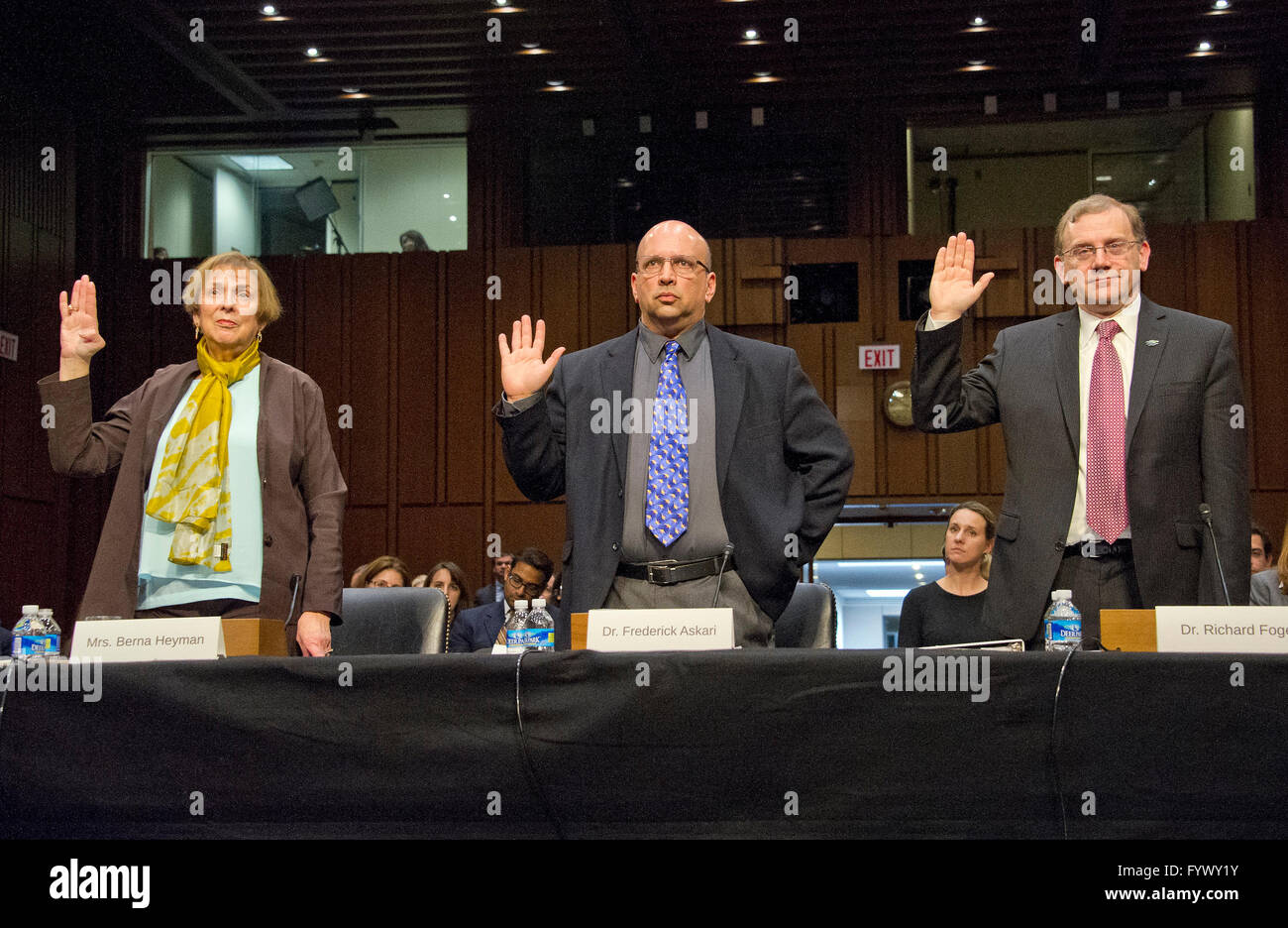 De gauche à droite : Berna Heyman, Patient, la maladie de Wilson et doyen associé à la retraite de bibliothèques, William & Mary ; Dr Frederick K. Askari, M.D. PhD, Professeur Associé et Directeur, Centre d'excellence de la maladie de Wilson, de l'Université du Michigan dans le système de santé et le Dr Richard Fogel M.D., FACC, FHRS, chef des services cliniques, Saint Vincent ; sont assermentés pour témoigner devant le comité sénatorial sur le vieillissement Audition sur "Valeant Pharmaceuticals' Business Model : les conséquences pour les patients et le système de soins de santé" sur la colline du Capitole à Washington, DC le Mercredi, Avril 27, 2016. Valea Banque D'Images