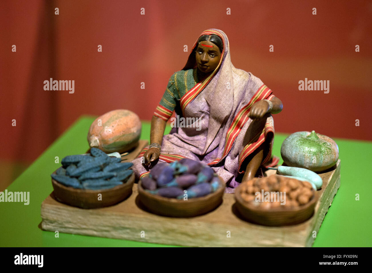 Dresde, Allemagne. Apr 28, 2016. Un modèle en céramique d'un Indien des vendeurs de fruits et légumes (Musée Grassi Leipzig) peut être vu dans l'exposition temporaire "Le Maharadjah·s jardinier. Un Saxon enchante l'Inde" dans le musée du palais au château de Pillnitz à Dresde, Allemagne, 28 avril 2016. Du 30 avril au 01 novembre 2016, plus de 60 objets et reproductions illustrent Gustav Hermann Krumbiegel (1865-1956) chemin de Pillnitz apprenti jardinage au surintendant de l'état dans les jardins de l'ancien royaume de Mysore en Inde. Photo : ARNO BURGI/dpa/Alamy Live News Banque D'Images