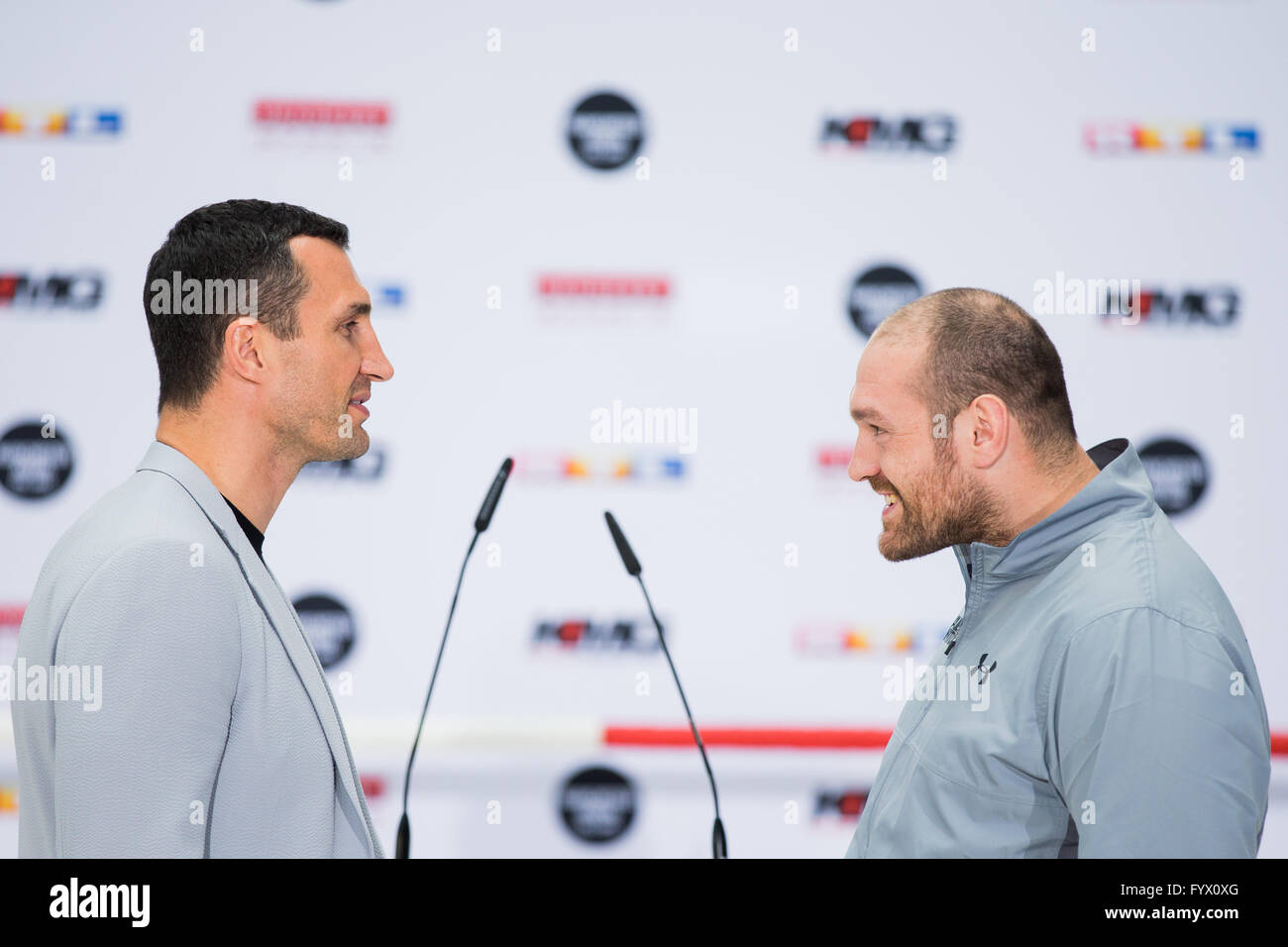 Cologne, Allemagne. Apr 28, 2016. Wladimir Klitschko (L) et Tyson Fury s'affronter lors d'une conférence de presse sur l'IBO WBO-super-WBA Champion World Championships en match de boxe poids lourd entre Tyson Fury de Grande-Bretagne et Wladimir Klitschko de l'Ukraine à Cologne, Allemagne, 28 avril 2016. Photo : ROLF VENNENBERND/dpa/Alamy Live News Banque D'Images