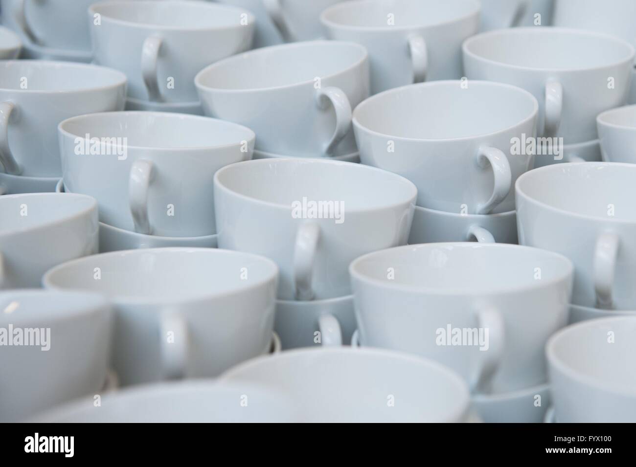 Meissen, Allemagne. Apr 27, 2016. Bonnets en porcelaine de Meissen, représenté à l'installation de production de porcelaines de Meissen à Meissen, Allemagne, 27 avril 2016. Photo : SEBASTIAN KAHNERT/dpa/Alamy Live News Banque D'Images