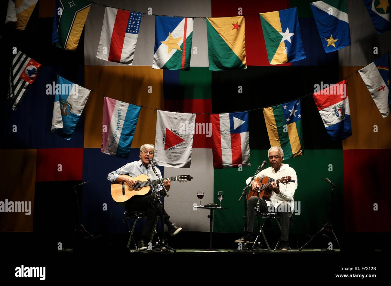 Lisbonne, Portugal. 27 avril, 2016. Caetano Veloso et Gilberto Gil durant un concert ce soir au Colisée de Lisbonne à Lisbonne. Les deux musiciens aujourd'hui la première de deux concerts à Lisbonne la tour 'deux amis, un siècle de Music' qui est le témoignage d'une rencontre historique entre deux vieux amis et la célébration de la 50e anniversaire de la carrière. Credit : Atlantico Press/Alamy Live News Banque D'Images