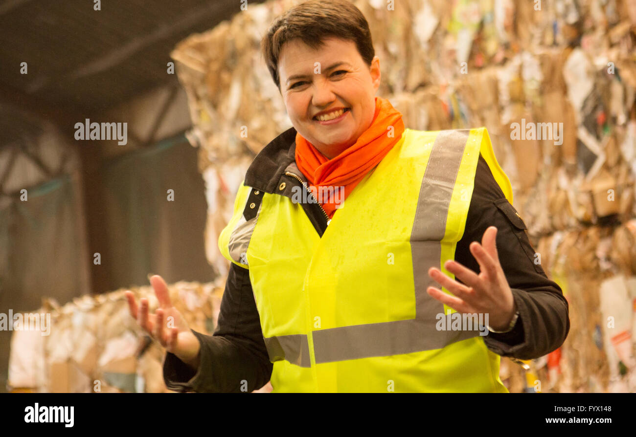 Dumfries, en Écosse, au Royaume-Uni. 28 avril, 2016. Ruth Davidson, chef du parti unioniste et conservateur écossais, lors d'une visite à Armstrong Gestion des déchets. Credit : sud-ouest de l'ECOSSE/Alamy Images Live News Banque D'Images