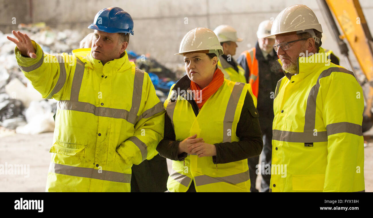 Dumfries, en Écosse, au Royaume-Uni. 28 avril, 2016. Ruth Davidson, chef du parti unioniste et conservateur écossais,parler à George Conchie, Responsable des opérations de gestion des déchets et d'Armstrong David Mundell MP, lors d'une visite à Armstrong Gestion des déchets. Credit : sud-ouest de l'ECOSSE/Alamy Images Live News Banque D'Images