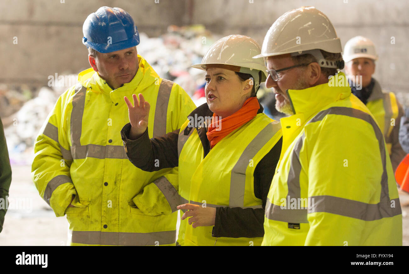 Dumfries, en Écosse, au Royaume-Uni. 28 avril, 2016. Ruth Davidson, chef du parti unioniste et conservateur écossais,parler à George Conchie, Responsable des opérations de gestion des déchets et d'Armstrong David Mundell, lors d'une visite à Armstrong Gestion des déchets. Credit : sud-ouest de l'ECOSSE/Alamy Images Live News Banque D'Images