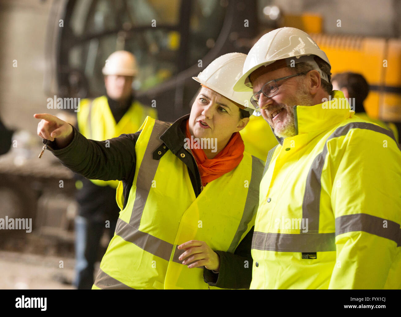 Dumfries, en Écosse, au Royaume-Uni. 28 avril, 2016. Ruth Davidson, chef du parti unioniste et conservateur écossais,parler à David Mundell, le député conservateur de Dumfriesshire, Clydesdale & Tweeddale, lors d'une visite à Armstrong Gestion des déchets. Credit : sud-ouest de l'ECOSSE/Alamy Images Live News Banque D'Images