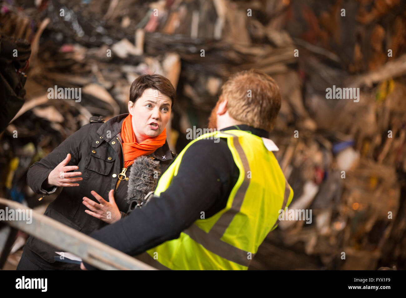 Dumfries, en Écosse, au Royaume-Uni. 28 avril, 2016. Ruth Davidson, chef du parti conservateur écossais et unioniste, parler à l'équipe de ITV News, lors d'une visite à Armstrong Gestion des déchets dans la région de Dumfries Scotland UK Crédit : sud-ouest de l'ECOSSE/Alamy Images Live News Banque D'Images