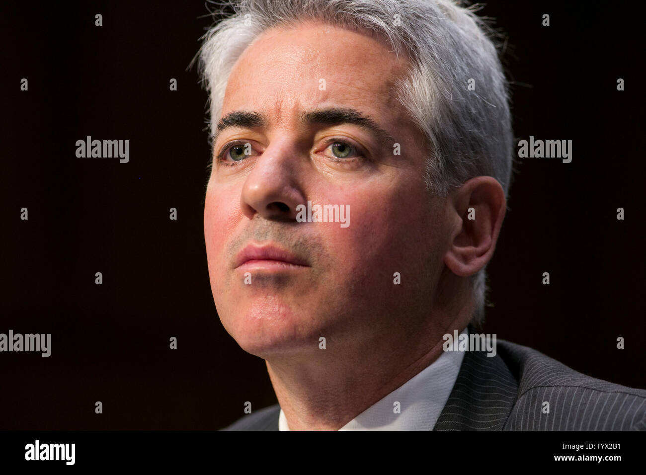 Washington, DC, USA. Apr 27, 2016. William 'Bill' Ackman, fondateur et PDG de Pershing Square Capital Management LP, témoigne devant le Comité sénatorial spécial sur le vieillissement au cours d'une audition sur les pratiques de prix Valeant Pharmaceuticals à Washington, D.C. le 27 avril 2016. Credit : Kristoffer Tripplaar/Alamy Live News Banque D'Images