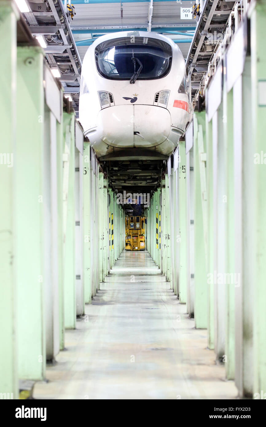 Hambourg, Allemagne. Apr 26, 2016. L'InterCityExpress (ICE) TD train à grande vitesse sur la photo dans le train à grande vitesse ICE depot situé dans le district de Eidelstedt Hambourg, Allemagne, 26 avril 2016. La première InterCityExpress (ICE) des dépôts ferroviaires à grande vitesse en Allemagne a commencé ses opérations le 26 avril 1991 dans les locaux d'une ancienne gare de triage. Photo : BODO MARKS/dpa/Alamy Live News Banque D'Images