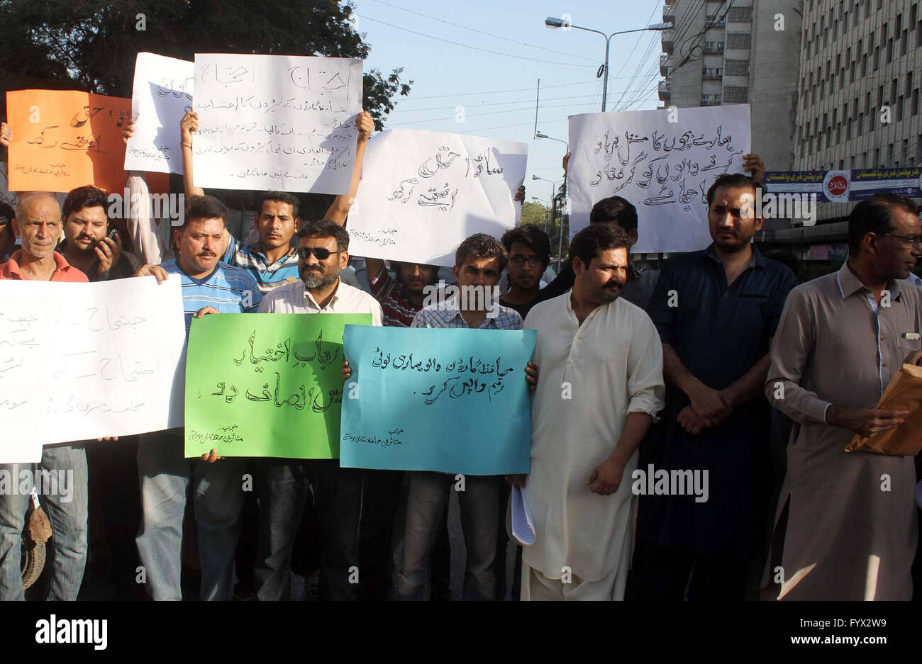 Affectees de la Société coopérative d'habitation Jardin Muhafiz Islamabad chanter des slogans contre autoritarisme de haut les gens influents lors de manifestation de protestation à Karachi press club le jeudi 28 avril, 2016. Banque D'Images