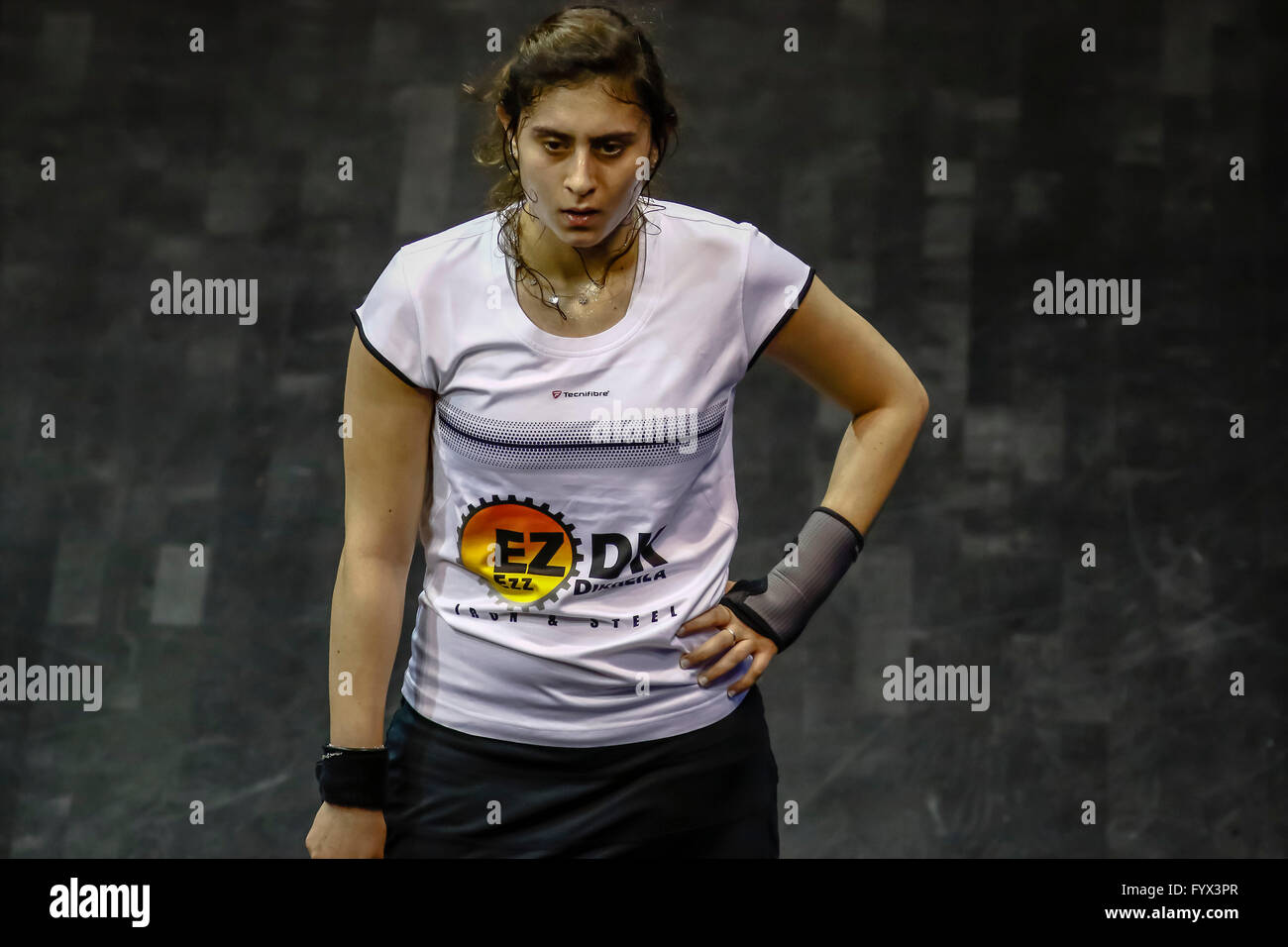 Kuala Lumpur, Malaisie. Apr 28, 2016. L'Égypte Nour El Sherbini knock-out squash malaisien reine Nicol David en quart de finale au Championnat du Monde à Kuala Lumpur, Malaisie. Credit : Danny Chan/Alamy Live News. Banque D'Images