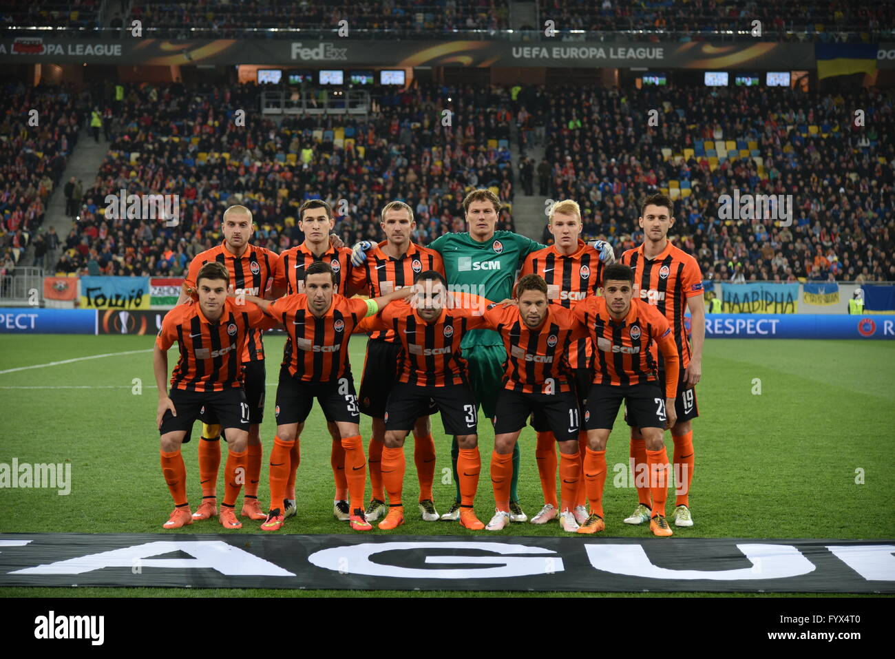 Lviv, Ukraine. 28 avril, 2016. Shakhtar joueurs posent pour une photo avant de l'UEFA Europa League semi finale, premier match de football de la jambe entre le Shakhtar Donetsk et de Séville à l'Arena Lviv Stadium le 28 avril 2016. Crédit : Mykola Tys/Alamy Live News Banque D'Images