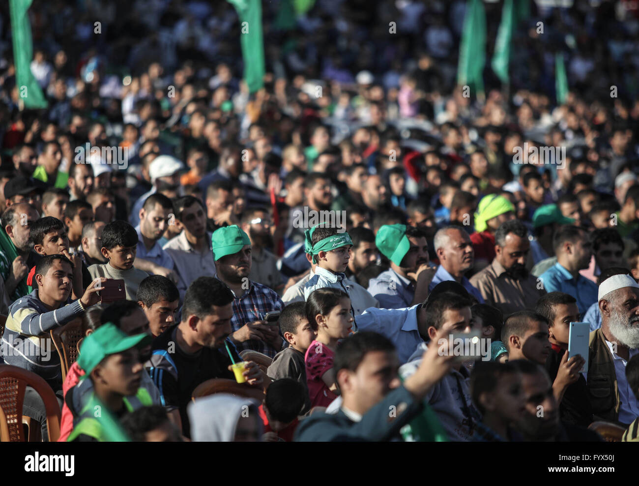 La bande de Gaza. Apr 28, 2016. Les partisans du mouvement islamiste palestinien Hamas de prendre part à une manifestation anti-israélienne à Gaza le 28 avril 2016. © Wissam Nassar/Xinhua/Alamy Live News Banque D'Images