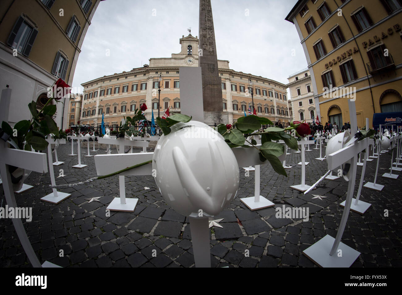 100 Traverse, 100 100 casques bleus et roses rouges ont été placés Piazza Montecitorio à Rome par catégorie Feneal Uil syndicats, Filca Fillea Cgil Cisl et à l'occasion de la Journée mondiale pour la santé et la sécurité au travail. Depuis le début de 2015 déjà 38 travailleurs ont perdu la vie sur les chantiers de construction : une victime tous les trois jours. En 2014 en Italie est mort 140 travailleurs de la construction : 'Ces données montrent clairement que le secteur de la construction est parmi les plus touchées par les accidents, mais aussi de maladies professionnelles, phénomène qui a augmenté de 50 pour cent au cours des dernières années' (Photo par Andrea Ronchini/Pacific Pr Banque D'Images